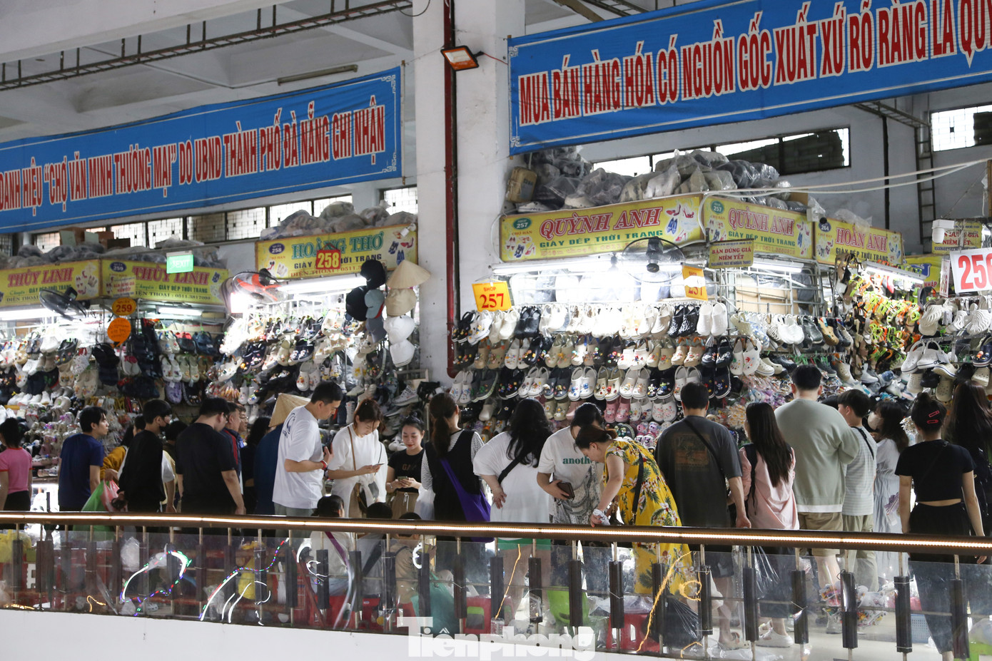 Bên cạnh mặt hàng đặc sản, các mặt hàng thời trang như giày dép, quần áo, vải vóc... cũng rất được du khách ưa thích khi đến chợ Hàn. Bên cạnh mặt hàng đặc sản, các mặt hàng thời trang như giày dép, quần áo, vải vóc... cũng rất được du khách ưa thích khi đến chợ Hàn.