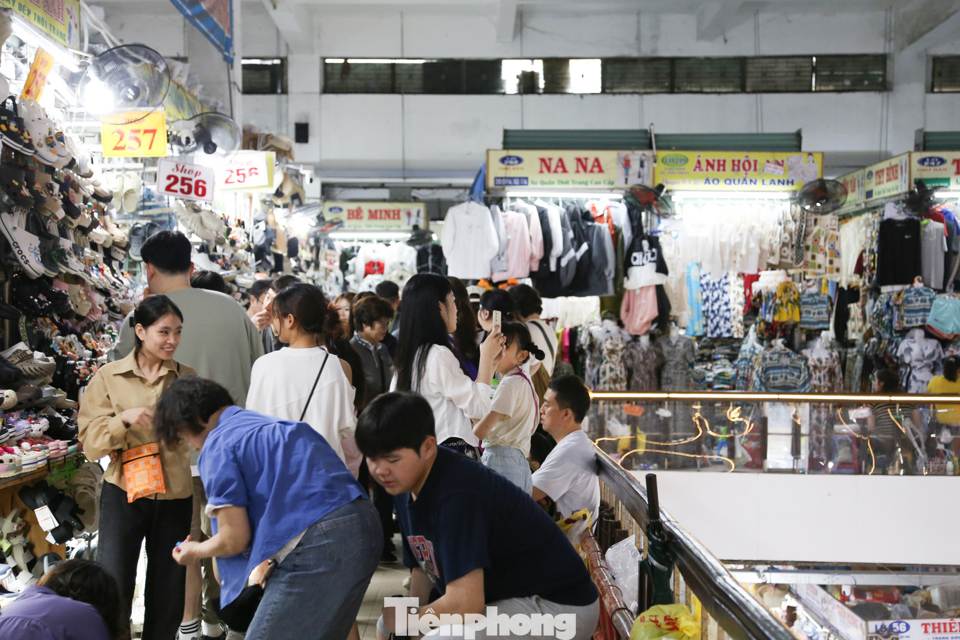 Chị Lê Thị Quỳnh Liên (tiểu thương bán vải chợ Hàn) cho hay, lượng khách mua trong dịp nghỉ Tết Dương lịch tăng cao hơn so với trước đó, chủ yếu là khách Hàn Quốc, Thái Lan... Chị Lê Thị Quỳnh Liên (tiểu thương bán vải chợ Hàn) cho hay, lượng khách mua trong dịp nghỉ Tết Dương lịch tăng cao hơn so với trước đó, chủ yếu là khách Hàn Quốc, Thái Lan...