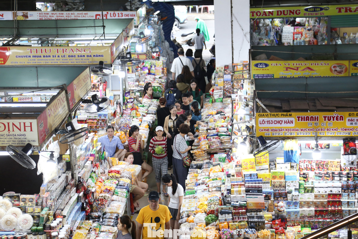 Theo các tiểu thương, lượng khách luôn đông liên tục từ 8h sáng đến tận 17h chiều, cao điểm nhất là vào khoảng 14h. Theo các tiểu thương, lượng khách luôn đông liên tục từ 8h sáng đến tận 17h chiều, cao điểm nhất là vào khoảng 14h.