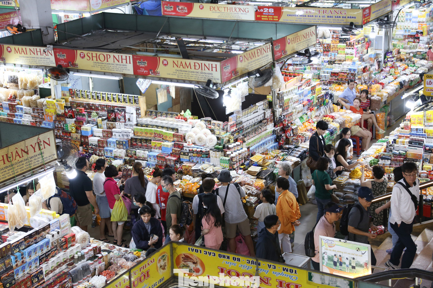 Dịp Noel và Tết Dương lịch năm 2024, chợ Hàn (quận Hải Châu, Đà Nẵng) đón lượng lớn khách quốc tế đến tham quan, mua sắm. Du khách chen chân ở các khu vực bán đặc sản địa phương, quà lưu niệm. (Ảnh: Giang Thanh) Dịp Noel và Tết Dương lịch năm 2024, chợ Hàn (quận Hải Châu, Đà Nẵng) đón lượng lớn khách quốc tế đến tham quan, mua sắm. Du khách chen chân ở các khu vực bán đặc sản địa phương, quà lưu niệm. (Ảnh: Giang Thanh)