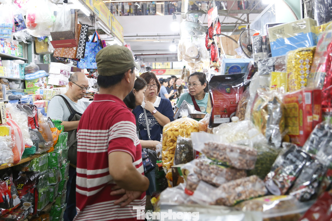 Theo một chủ kiot đặc sản ở chợ Hàn, khoảng 5 ngày trở lại đây, lượng khách du lịch tăng lên nhiều hơn trước, sức mua cũng khả quan. Theo một chủ kiot đặc sản ở chợ Hàn, khoảng 5 ngày trở lại đây, lượng khách du lịch tăng lên nhiều hơn trước, sức mua cũng khả quan.