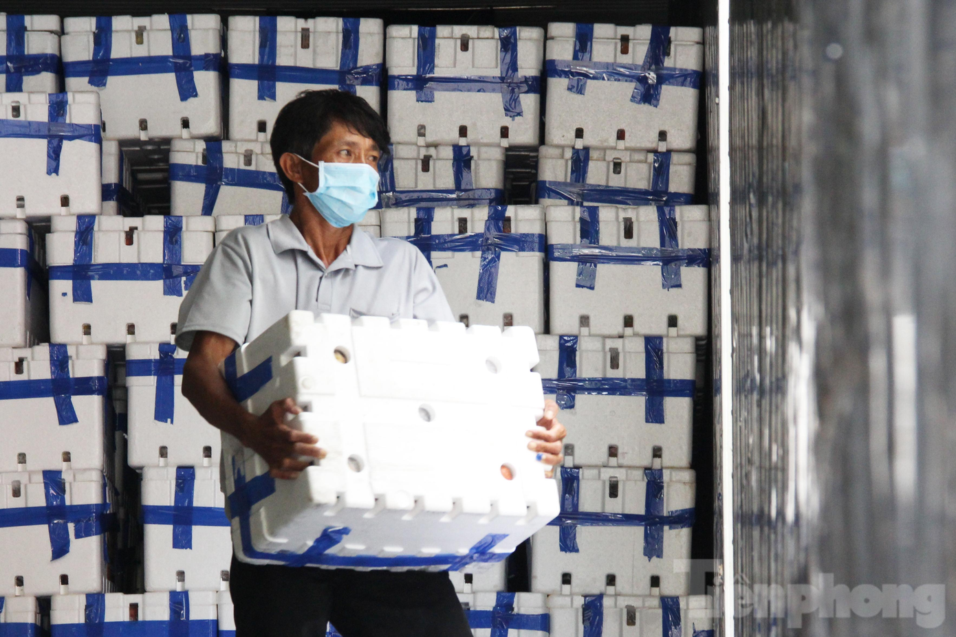 Sáng 3/6, tại trụ sở Thành đoàn Đà Nẵng, từ 7h30 sáng, nhiều người dân tập trung mua vải hỗ trợ Bắc Giang theo chương trình hỗ trợ tiêu thụ vải cho bà con vùng dịch do Hội Doanh nhân trẻ TP Đà Nẵng triển khai. Chương trình được phát động từ hôm qua (ngày 2/6), chỉ trong 2 ngày, 2 container vải thiều (khoảng 32 tấn) đã được người dân Đà Nẵng mua hết. Ảnh: Giang Thanh