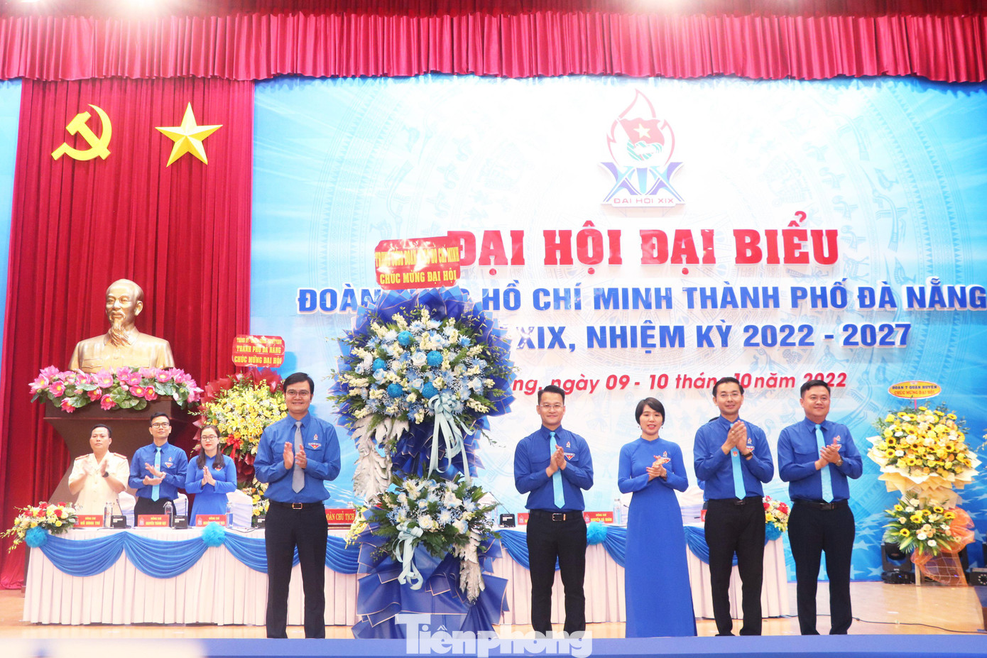 Bí thư thứ nhất T.Ư Đoàn Bùi Quang Huy tặng hoa chúc mừng đại hội. Ảnh: Giang Thanh Bí thư thứ nhất T.Ư Đoàn Bùi Quang Huy tặng hoa chúc mừng đại hội. Ảnh: Giang Thanh