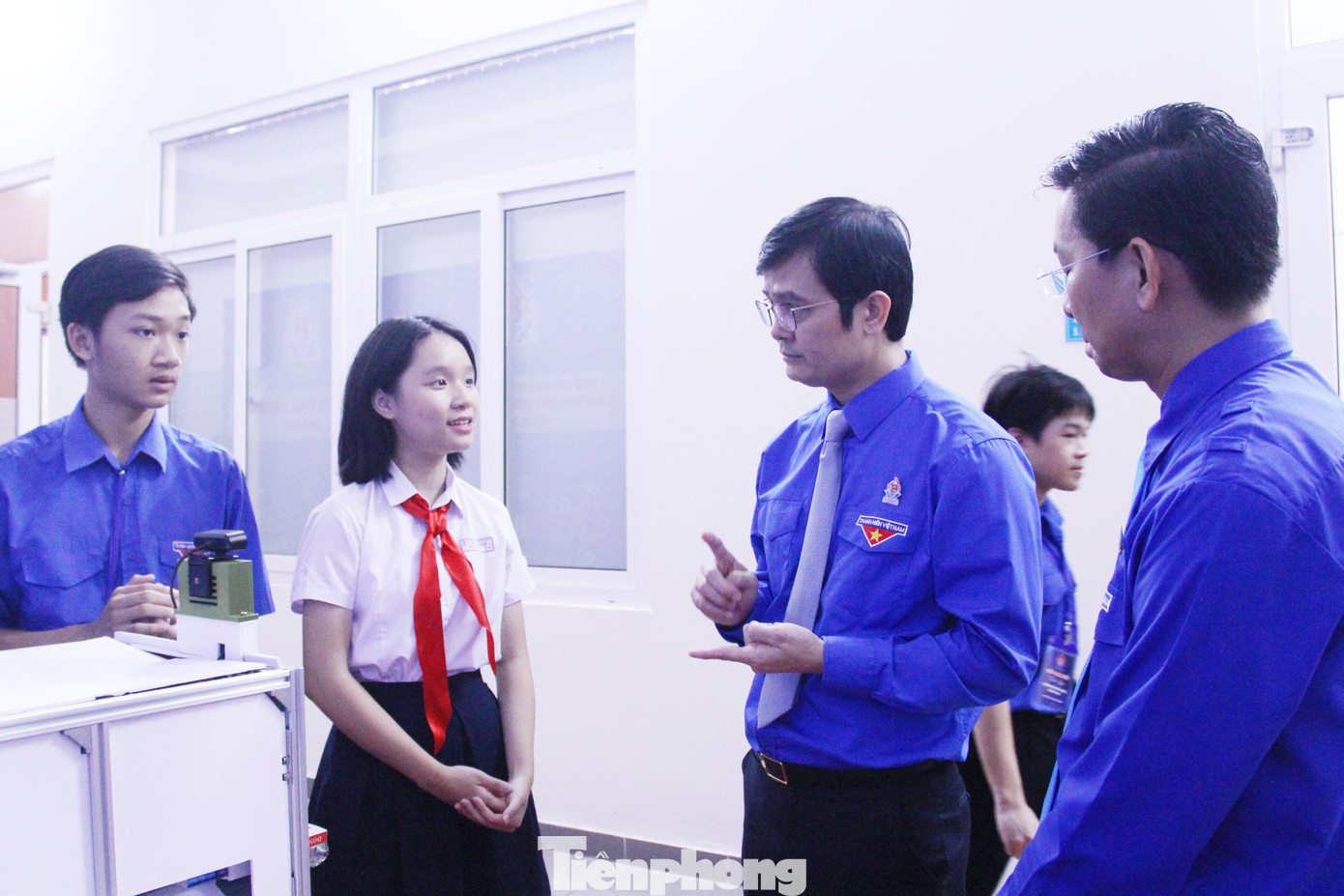 Bí thư thứ nhất T.Ư Đoàn Bùi Quang Huy tham quan và trao đổi với các nhóm thực hiện dự án khởi nghiệp đổi mới sáng tạo được triển lãm trong khuôn khổ đại hội. (Ảnh: Giang Thanh) Bí thư thứ nhất T.Ư Đoàn Bùi Quang Huy tham quan và trao đổi với các nhóm thực hiện dự án khởi nghiệp đổi mới sáng tạo được triển lãm trong khuôn khổ đại hội. (Ảnh: Giang Thanh)