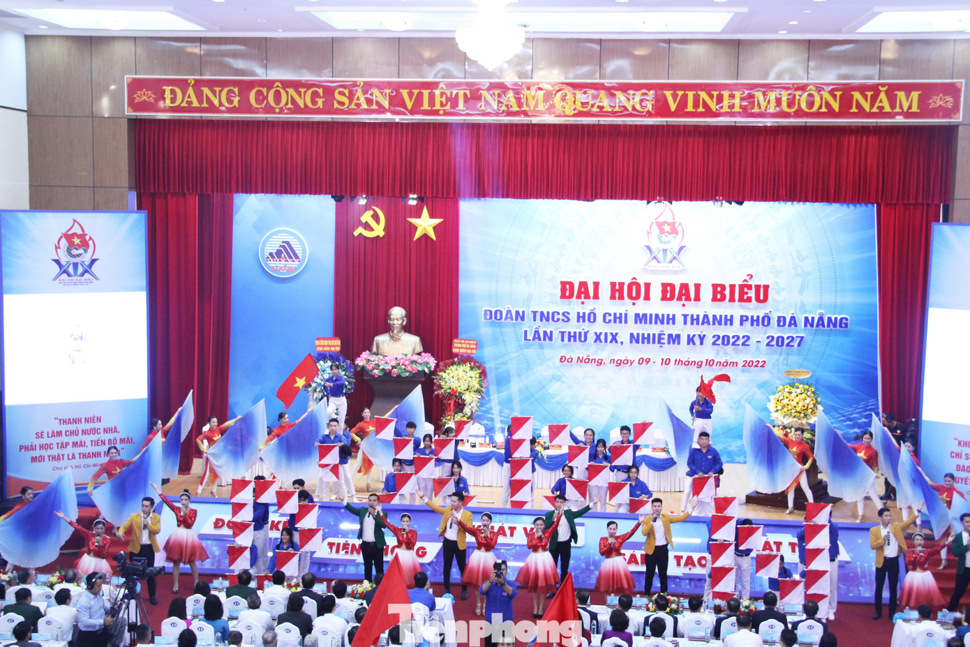 Đại hội Đoàn TP Đà Nẵng lần thứ XIX diễn ra trong ngày (9/10 và 10/10) với sự tham dự của 300 đại biểu chính thức và 150 đại biểu mời. Ảnh: Giang Thanh Đại hội Đoàn TP Đà Nẵng lần thứ XIX diễn ra trong ngày (9/10 và 10/10) với sự tham dự của 300 đại biểu chính thức và 150 đại biểu mời. Ảnh: Giang Thanh