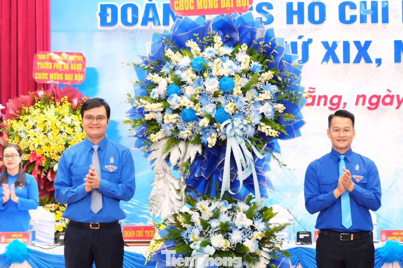 Anh Bùi Quang Huy, Bí thư thứ Nhất TƯ Đoàn tặng hoa chúc mừng Đại hội. Ảnh: Giang Thanh