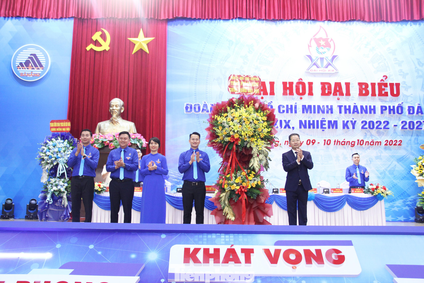 Bí thư Thành ủy Đà Nẵng tặng hoa chúc mừng Đại hội Đoàn TP Đà Nẵng lần thứ XIX. Ảnh: Giang Thanh Bí thư Thành ủy Đà Nẵng tặng hoa chúc mừng Đại hội Đoàn TP Đà Nẵng lần thứ XIX. Ảnh: Giang Thanh