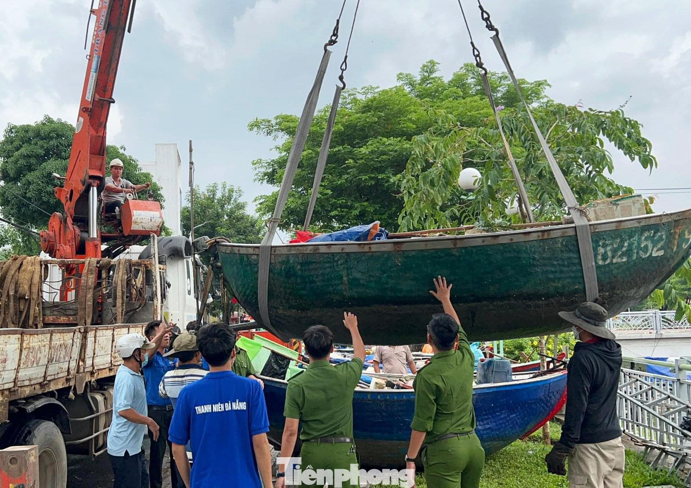 Trước đó, sáng 26/9, Thành Đoàn Đà Nẵng đã chỉ đạo 56 xã, phường thành lập Đội hình thanh niên tình nguyện phản ứng nhanh, sẵn sàng hỗ trợ chính quyền địa phương và người dân trong công tác phòng, chống bão Noru. “Sau bão, lực lượng đoàn viên, thanh niên trên địa bàn sẽ dồn toàn lực để hỗ trợ các địa phương, lực lượng chức năng và người dân khắc phục hậu quả của bão”, anh Nguyễn Mạnh Dũng, Bí thư Thành Đoàn Đà Nẵng, nói.