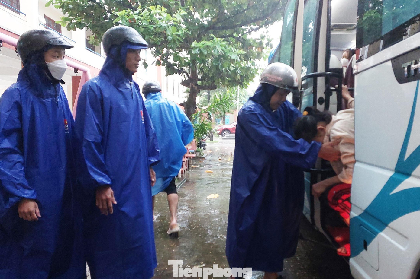 Là khu vực có nhiều nhà liền kề cấp 4 không kiên cố, nhiều năm qua, Đoàn phường Hòa Hải (quận Ngũ Hành Sơn, Đà Nẵng) duy trì đội tình nguyện hỗ trợ công tác di dân tránh bão. &quot;Trong ngày 26/9, Đoàn phường đã hoàn tất công tác hỗ trợ các hộ khó khăn chèn chống nhà cửa. Đến khoảng 18h tối 27/9, lực lượng phản ứng nhanh cũng cùng địa phương hỗ trợ người dân về các điểm trú bão an toàn, đảm bảo không xảy ra thiệt hại đáng tiếc do bão Noru&quot;, anh Nhớ cho hay.