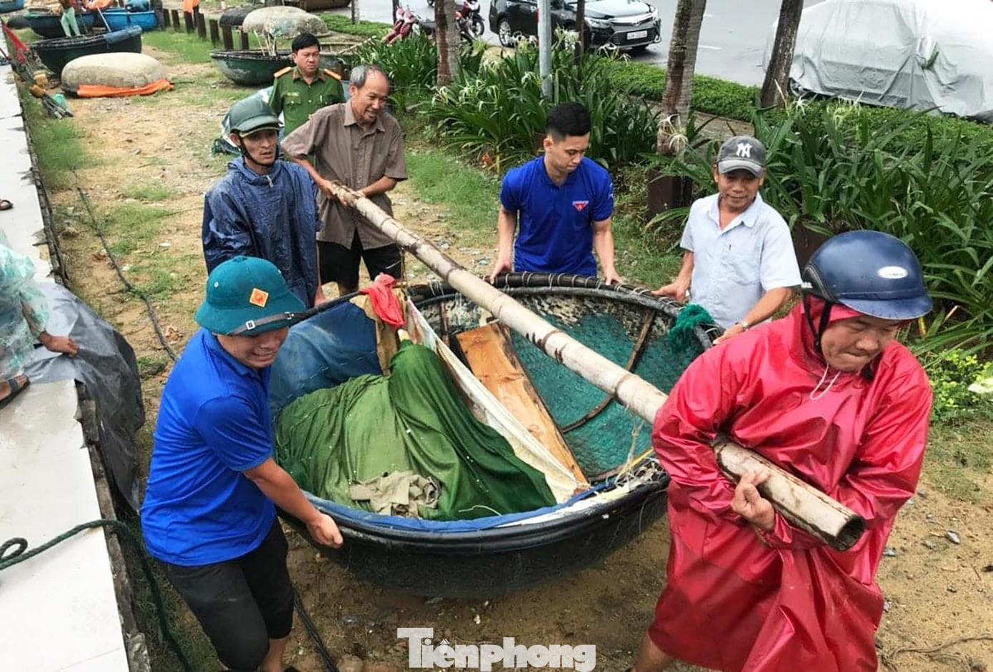 Trước đó, sáng 26/9, Thành Đoàn Đà Nẵng đã chỉ đạo 56 xã, phường thành lập Đội hình thanh niên tình nguyện phản ứng nhanh, sẵn sàng hỗ trợ chính quyền địa phương và người dân trong công tác phòng, chống bão Noru. “Sau bão, lực lượng đoàn viên, thanh niên trên địa bàn sẽ dồn toàn lực để hỗ trợ các địa phương, lực lượng chức năng và người dân khắc phục hậu quả của bão”, anh Nguyễn Mạnh Dũng, Bí thư Thành Đoàn Đà Nẵng, nói.