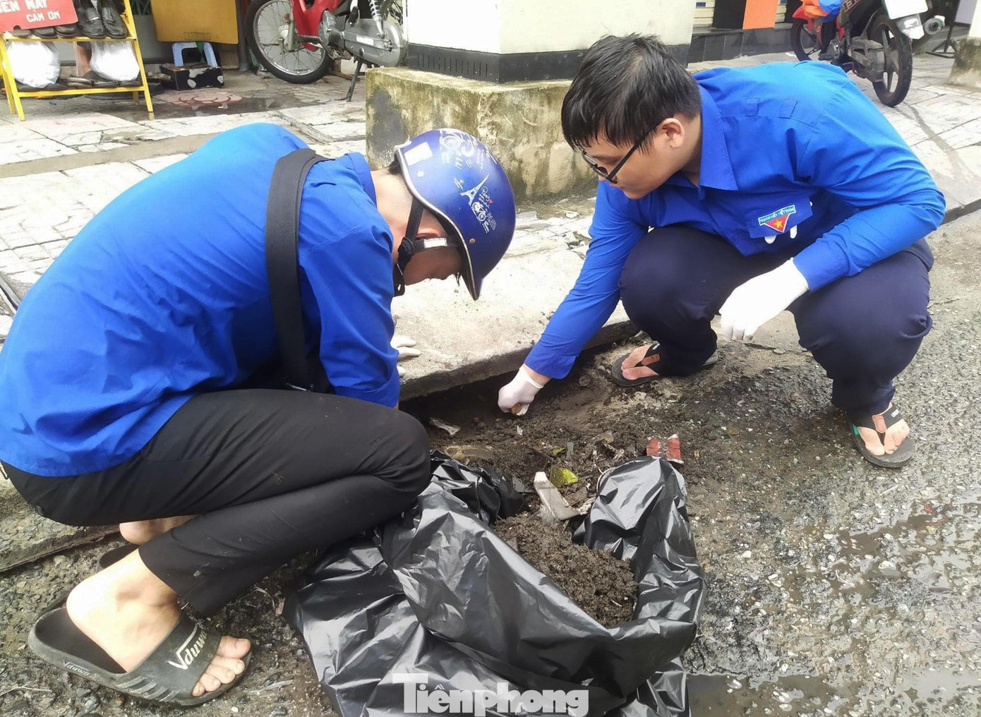 Là khu vực có nhiều nhà liền kề cấp 4 không kiên cố, nhiều năm qua, Đoàn phường Hòa Hải (quận Ngũ Hành Sơn, Đà Nẵng) duy trì đội tình nguyện hỗ trợ công tác di dân tránh bão. &quot;Trong ngày 26/9, Đoàn phường đã hoàn tất công tác hỗ trợ các hộ khó khăn chèn chống nhà cửa. Đến khoảng 18h tối 27/9, lực lượng phản ứng nhanh cũng cùng địa phương hỗ trợ người dân về các điểm trú bão an toàn, đảm bảo không xảy ra thiệt hại đáng tiếc do bão Noru&quot;, anh Nhớ cho hay.