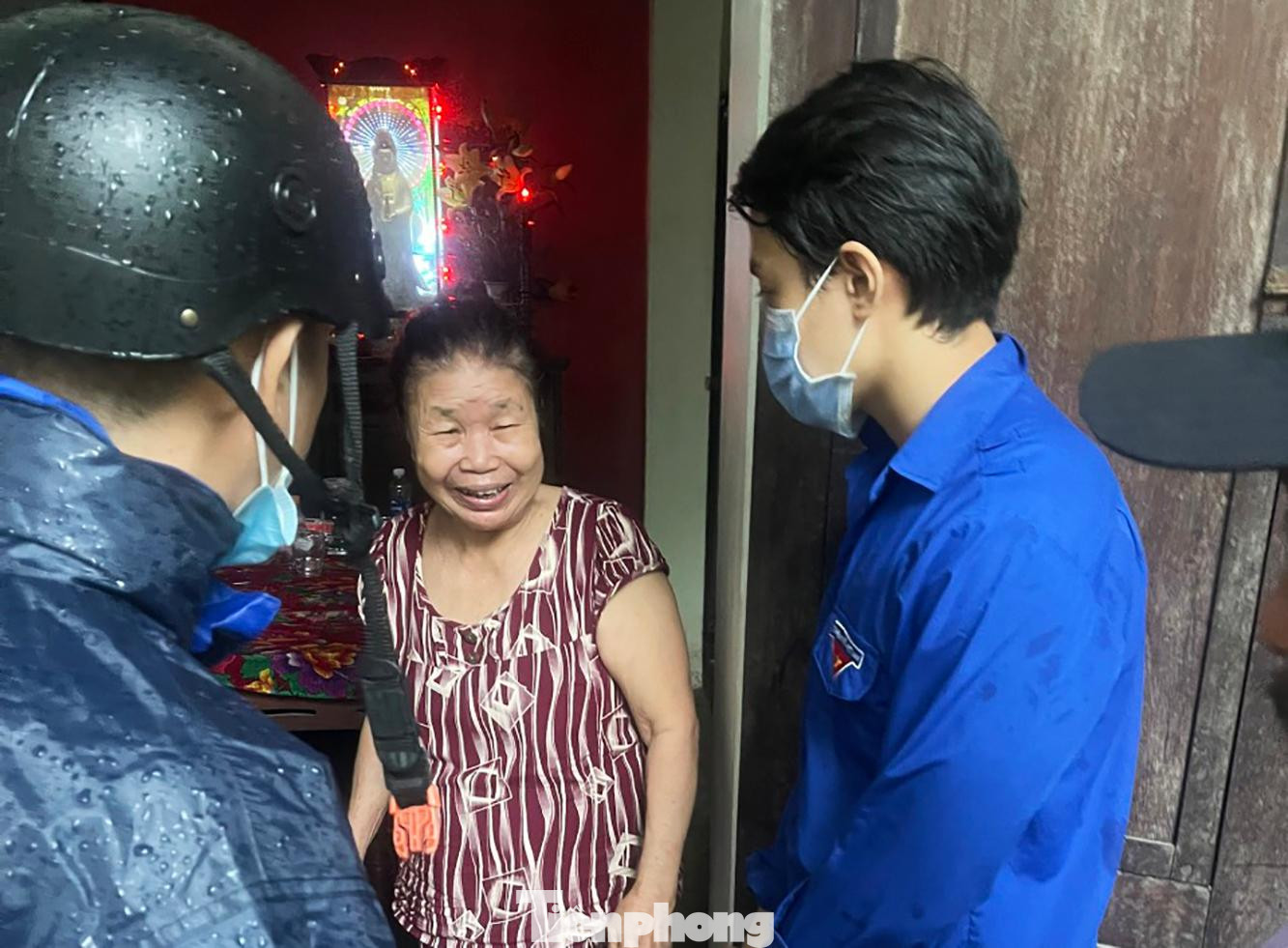 Là khu vực có nhiều nhà liền kề cấp 4 không kiên cố, nhiều năm qua, Đoàn phường Hòa Hải (quận Ngũ Hành Sơn, Đà Nẵng) duy trì đội tình nguyện hỗ trợ công tác di dân tránh bão. &quot;Trong ngày 26/9, Đoàn phường đã hoàn tất công tác hỗ trợ các hộ khó khăn chèn chống nhà cửa. Đến khoảng 18h tối 27/9, lực lượng phản ứng nhanh cũng cùng địa phương hỗ trợ người dân về các điểm trú bão an toàn, đảm bảo không xảy ra thiệt hại đáng tiếc do bão Noru&quot;, anh Nhớ cho hay.