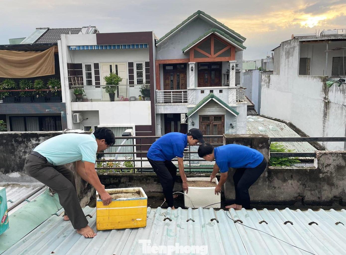 Trước đó, trong chiều tối ngày 25/9 và sáng ngày 26/9, các đội tình nguyện phản ứng nhanh của 56 Đoàn phường, Xã phường trên địa bàn được thiết lập, xung kích hỗ trợ người dân chằng chống nhà cửa.