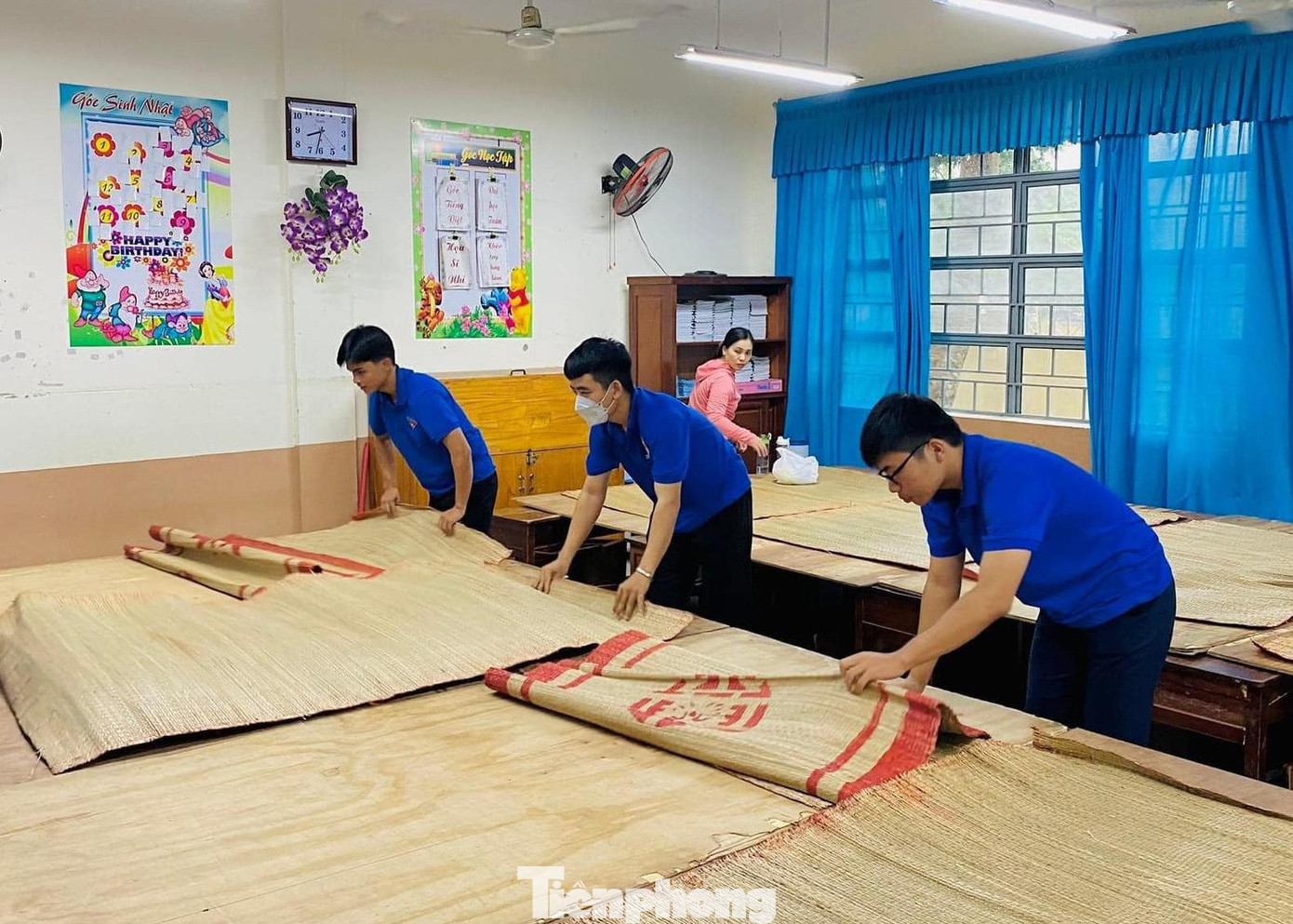 Công tác hậu cần, dọn dẹp các điểm trường học, hội trường... kiên cố để làm nơi tránh trú bão cho khoảng 100 nghìn người dân Đà Nẵng được các tình nguyện viên cùng lực lượng chức năng khẩn trương hoàn thành từ sớm để người dân có đầy đủ tiện nghi trong thời gian trú bão.