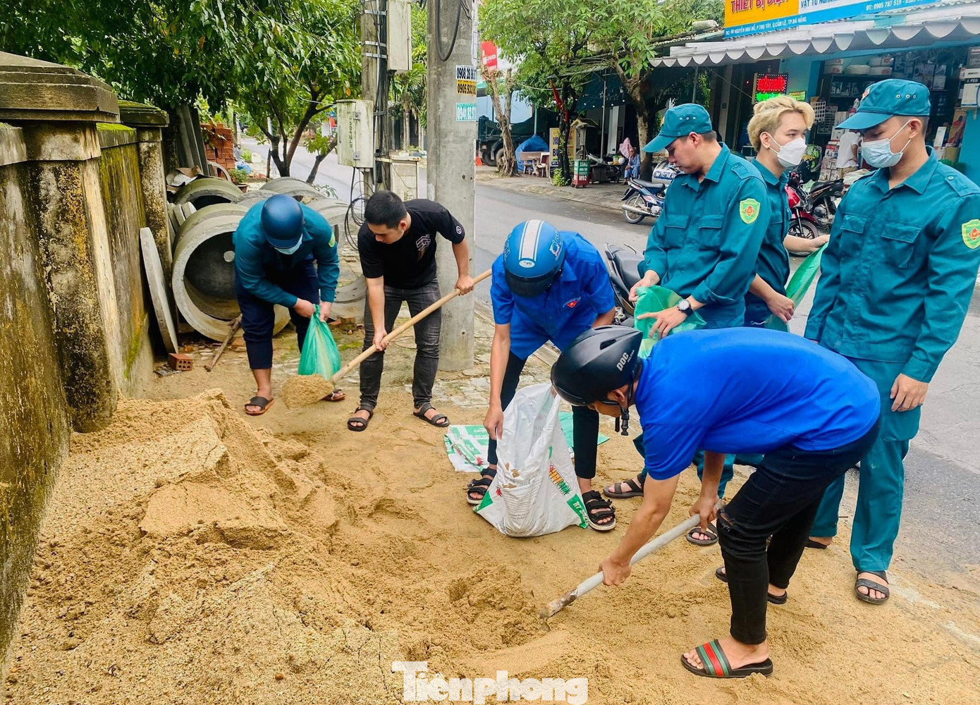 Trước đó, trong chiều tối ngày 25/9 và sáng ngày 26/9, các đội tình nguyện phản ứng nhanh của 56 Đoàn phường, Xã phường trên địa bàn được thiết lập, xung kích hỗ trợ người dân chằng chống nhà cửa.