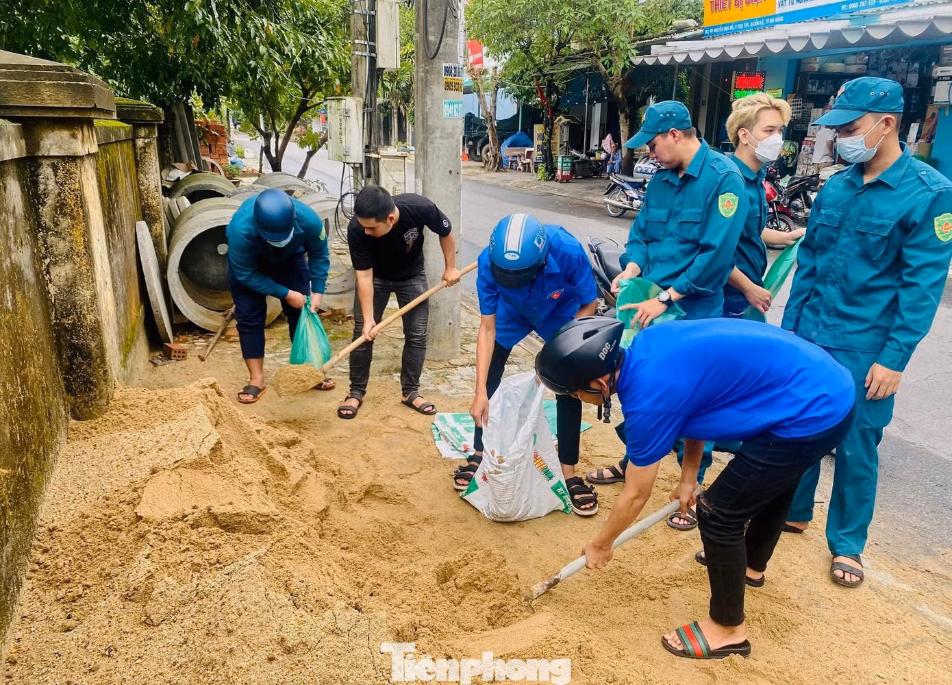 Trước đó, trong chiều tối ngày 25/9 và sáng ngày 26/9, các đội tình nguyện phản ứng nhanh của 56 Đoàn phường, Xã phường trên địa bàn được thiết lập, xung kích hỗ trợ người dân chằng chống nhà cửa. Trước đó, trong chiều tối ngày 25/9 và sáng ngày 26/9, các đội tình nguyện phản ứng nhanh của 56 Đoàn phường, Xã phường trên địa bàn được thiết lập, xung kích hỗ trợ người dân chằng chống nhà cửa.