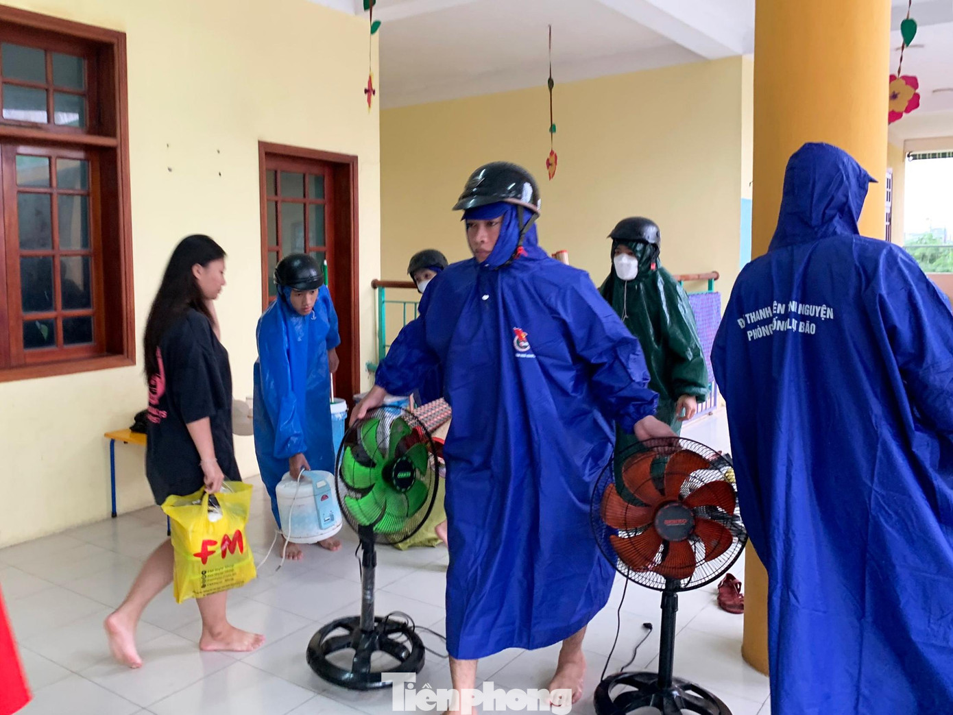 Là khu vực có nhiều nhà liền kề cấp 4 không kiên cố, nhiều năm qua, Đoàn phường Hòa Hải (quận Ngũ Hành Sơn, Đà Nẵng) duy trì đội tình nguyện hỗ trợ công tác di dân tránh bão. &quot;Trong ngày 26/9, Đoàn phường đã hoàn tất công tác hỗ trợ các hộ khó khăn chèn chống nhà cửa. Đến khoảng 18h tối 27/9, lực lượng phản ứng nhanh cũng cùng địa phương hỗ trợ người dân về các điểm trú bão an toàn, đảm bảo không xảy ra thiệt hại đáng tiếc do bão Noru&quot;, anh Nhớ cho hay.