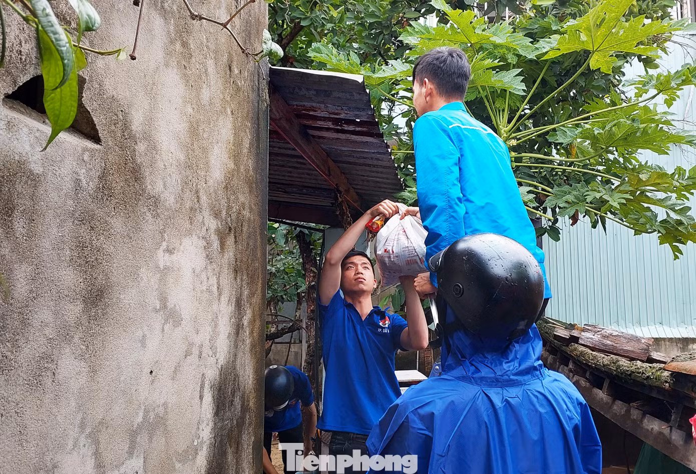 Lực lượng tình nguyện viên chú trọng hỗ trợ các hộ có hoàn cảnh khó khăn, nhà cửa không kiên cố; các hộ neo đơn chỉ có trẻ con và người già; hộ gia đình có người khuyết tật... Dùng bao cát hoặc những thùng nước đầy lên mái tôn là cách mà người dân Đà Nẵng thường xuyên áp dụng mỗi khi có bão. Lực lượng tình nguyện viên chú trọng hỗ trợ các hộ có hoàn cảnh khó khăn, nhà cửa không kiên cố; các hộ neo đơn chỉ có trẻ con và người già; hộ gia đình có người khuyết tật... Dùng bao cát hoặc những thùng nước đầy lên mái tôn là cách mà người dân Đà Nẵng thường xuyên áp dụng mỗi khi có bão.