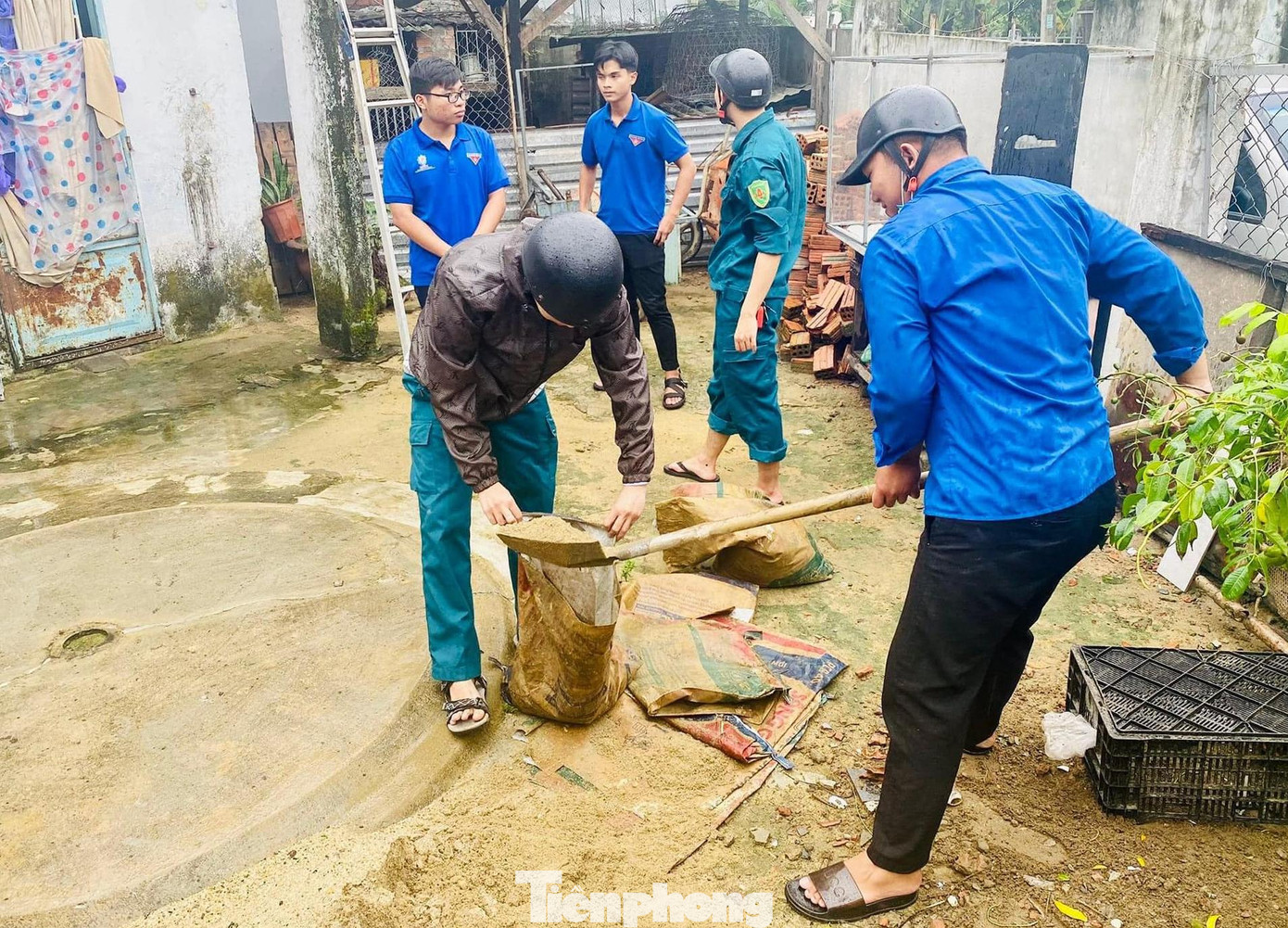 Trước đó, trong chiều tối ngày 25/9 và sáng ngày 26/9, các đội tình nguyện phản ứng nhanh của 56 Đoàn phường, Xã phường trên địa bàn được thiết lập, xung kích hỗ trợ người dân chằng chống nhà cửa.