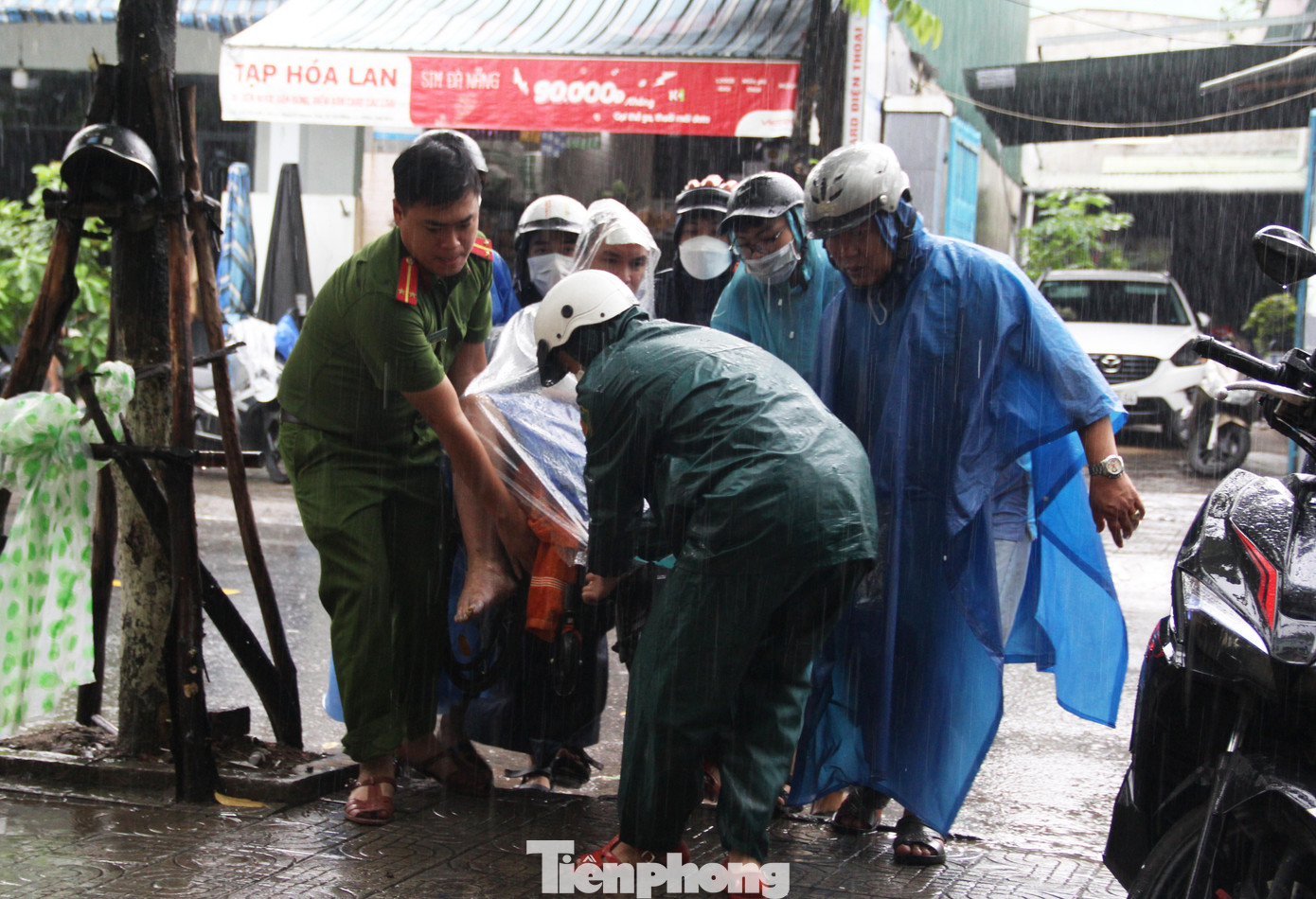 Tại điểm trú bão, lực lượng tình nguyện viên cũng sẵn sàng túc trực đến đón và hỗ trợ người già, người khuyết tật... di chuyển vào. Bị liệt 2 chân, anh Nguyễn Cường (tổ 48 phường An Khê) phải nhờ đến 7 tình nguyện viên hỗ trợ để di chuyển. Tới điểm tránh bão, mọi người cũng góp sức để bế anh Cường cùng chiếc xe lăn vào phòng.