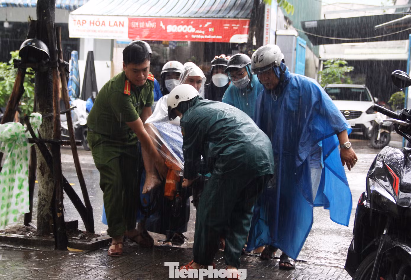 Tại điểm trú bão, lực lượng tình nguyện viên cũng sẵn sàng túc trực đến đón và hỗ trợ người già, người khuyết tật... di chuyển vào. Bị liệt 2 chân, anh Nguyễn Cường (tổ 48 phường An Khê) phải nhờ đến 7 tình nguyện viên hỗ trợ để di chuyển. Tới điểm tránh bão, mọi người cũng góp sức để bế anh Cường cùng chiếc xe lăn vào phòng. Tại điểm trú bão, lực lượng tình nguyện viên cũng sẵn sàng túc trực đến đón và hỗ trợ người già, người khuyết tật... di chuyển vào. Bị liệt 2 chân, anh Nguyễn Cường (tổ 48 phường An Khê) phải nhờ đến 7 tình nguyện viên hỗ trợ để di chuyển. Tới điểm tránh bão, mọi người cũng góp sức để bế anh Cường cùng chiếc xe lăn vào phòng.