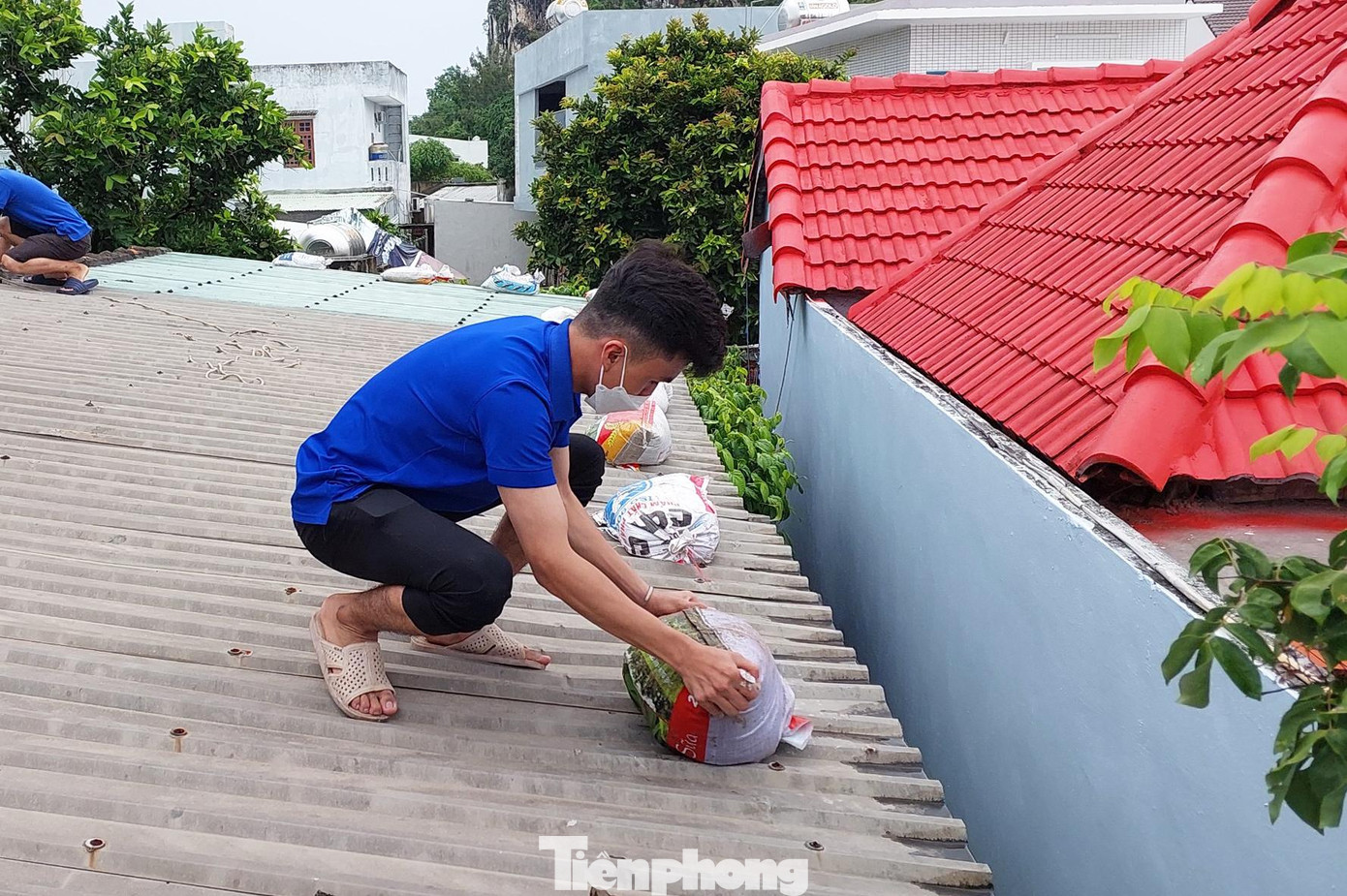 Lực lượng tình nguyện viên chú trọng hỗ trợ các hộ có hoàn cảnh khó khăn, nhà cửa không kiên cố; các hộ neo đơn chỉ có trẻ con và người già; hộ gia đình có người khuyết tật... Dùng bao cát hoặc những thùng nước đầy lên mái tôn là cách mà người dân Đà Nẵng thường xuyên áp dụng mỗi khi có bão.