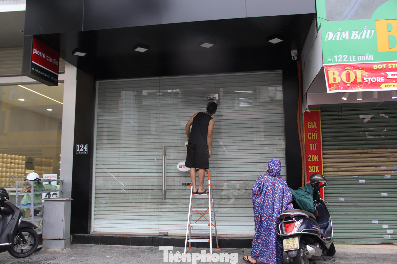 Những tấm kính lớn được dán băng keo chằng chịt để đảm bảo an toàn khi bị gió lốc. Những tấm kính lớn được dán băng keo chằng chịt để đảm bảo an toàn khi bị gió lốc.