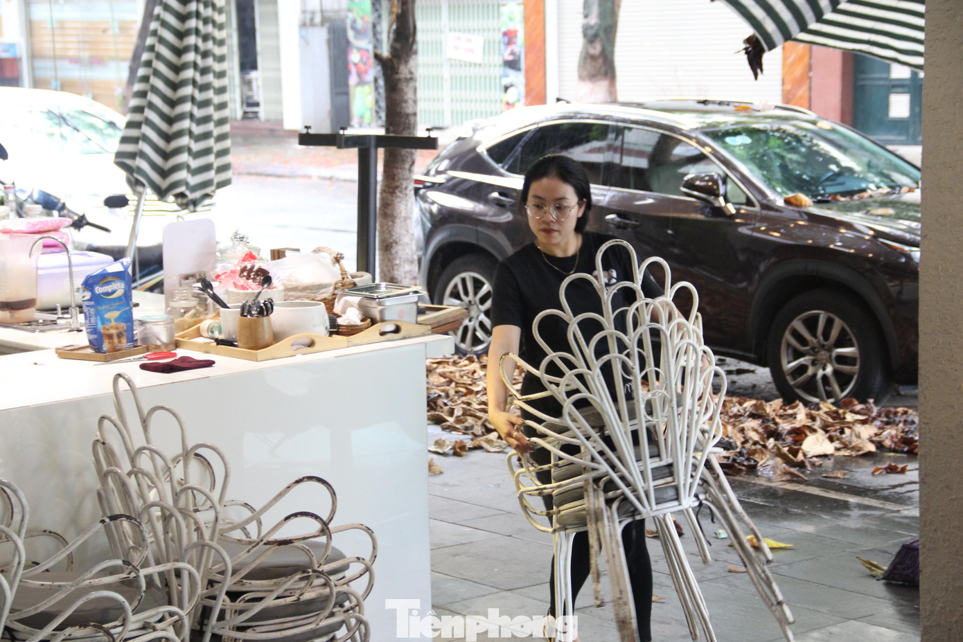 Đúng 11h29, nhân viên một quán cafe trên đường Pasteur (quận Hải Châu, Đà Nẵng) đi từng bàn để nhắc nhở khách đã đến giờ đóng cửa. Nhân viên nhanh chóng tính tiền và thu gọn bàn ghế, chằng lại cẩn thận. Đúng 11h29, nhân viên một quán cafe trên đường Pasteur (quận Hải Châu, Đà Nẵng) đi từng bàn để nhắc nhở khách đã đến giờ đóng cửa. Nhân viên nhanh chóng tính tiền và thu gọn bàn ghế, chằng lại cẩn thận.