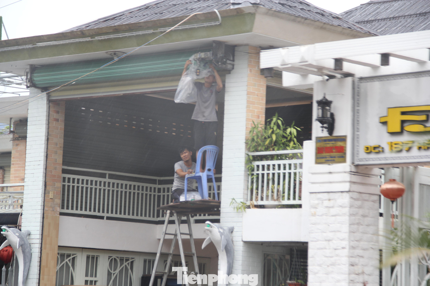 Để phòng, chống bão Noru, Thành phố Đà Nẵng yêu cầu người dân không ra khỏi nhà sau 20h tối nay. Đồng thời, khẩn trương hoàn thành công tác sơ tán, di dời người dân ở vùng nguy hiểm đến nơi tạm trú. Để phòng, chống bão Noru, Thành phố Đà Nẵng yêu cầu người dân không ra khỏi nhà sau 20h tối nay. Đồng thời, khẩn trương hoàn thành công tác sơ tán, di dời người dân ở vùng nguy hiểm đến nơi tạm trú.