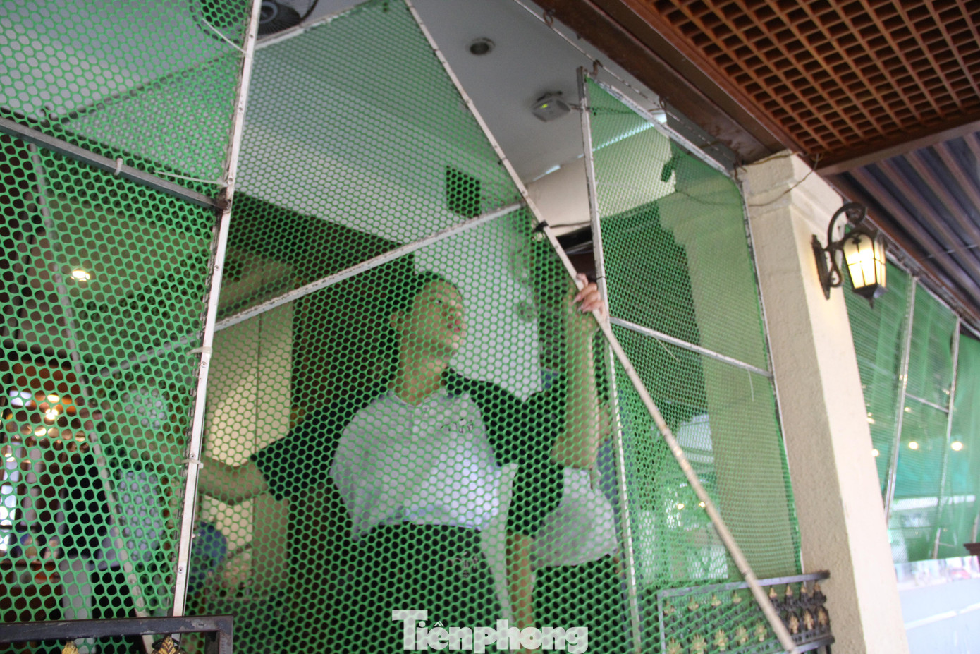 Quán cafe dùng những tấm lưới lớn để quây quanh nhằm đảm bảo an toàn. Quán cafe dùng những tấm lưới lớn để quây quanh nhằm đảm bảo an toàn.