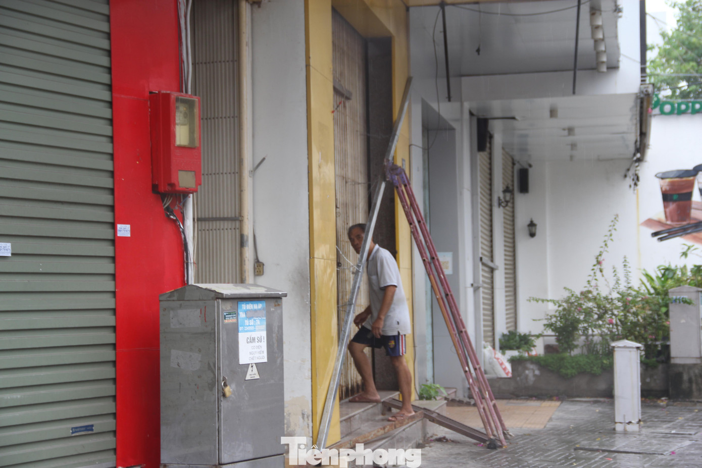 Nhiều người dân cũng tranh thủ thời gian để gia cố lại nhà cửa dưới cơn mưa nặng hạt. Nhiều người dân cũng tranh thủ thời gian để gia cố lại nhà cửa dưới cơn mưa nặng hạt.