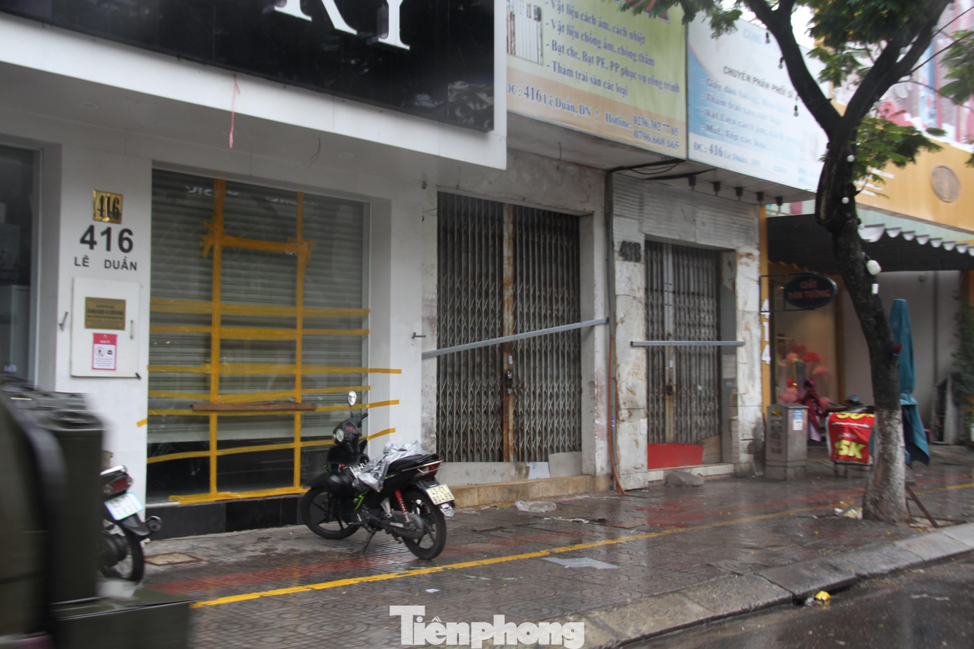 Theo ghi nhận, đến khoảng 11h, 12h trưa, nhân viên các cửa hàng ở khu vực này đều ngừng đón khách, đóng cửa quán và chằng néo cẩn thận các lối ra vào cửa hàng trước khi về nhà. Theo ghi nhận, đến khoảng 11h, 12h trưa, nhân viên các cửa hàng ở khu vực này đều ngừng đón khách, đóng cửa quán và chằng néo cẩn thận các lối ra vào cửa hàng trước khi về nhà.