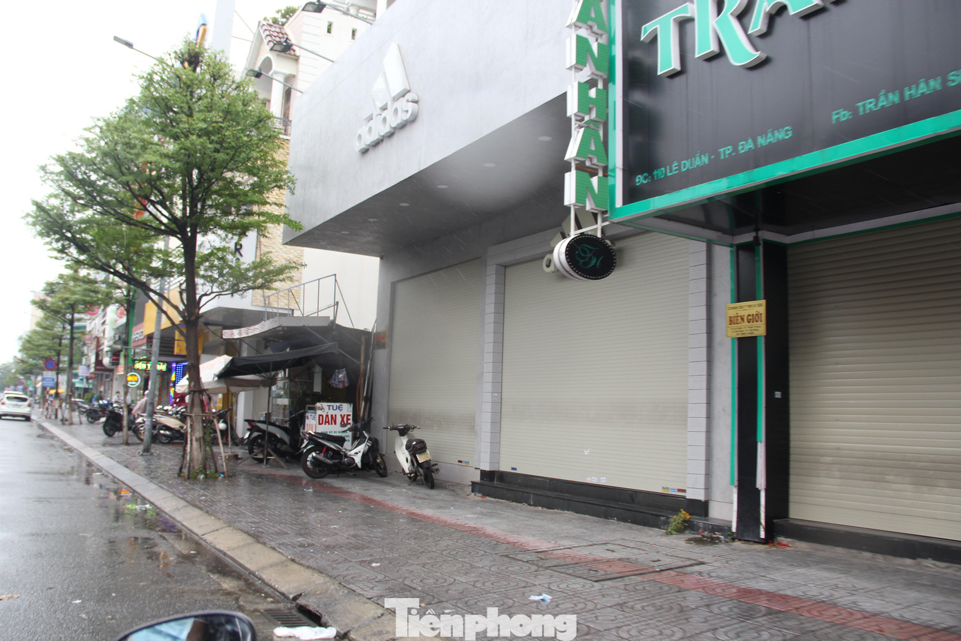 Dãy quán xá đóng cửa im lìm trước lúc bão Noru đổ bộ. Dãy quán xá đóng cửa im lìm trước lúc bão Noru đổ bộ.