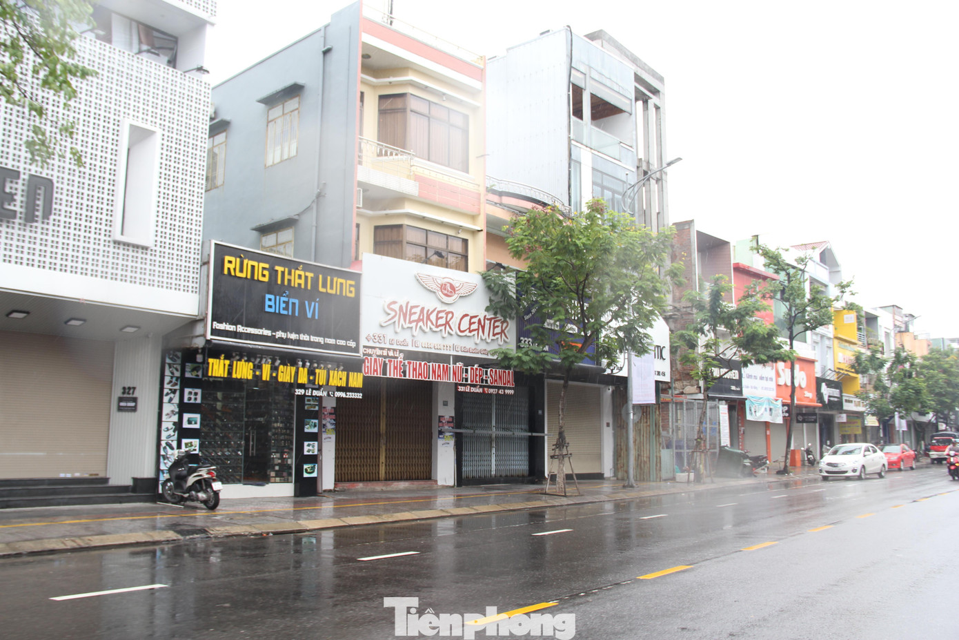 Dọc tuyến phố thời trang Lê Duẩn, nhiều cửa hàng đóng cửa từ sớm. Tất cả đều dùng thanh sắt, thanh gỗ lớn chắn ngang cửa để đảm bảo an toàn. Dọc tuyến phố thời trang Lê Duẩn, nhiều cửa hàng đóng cửa từ sớm. Tất cả đều dùng thanh sắt, thanh gỗ lớn chắn ngang cửa để đảm bảo an toàn.