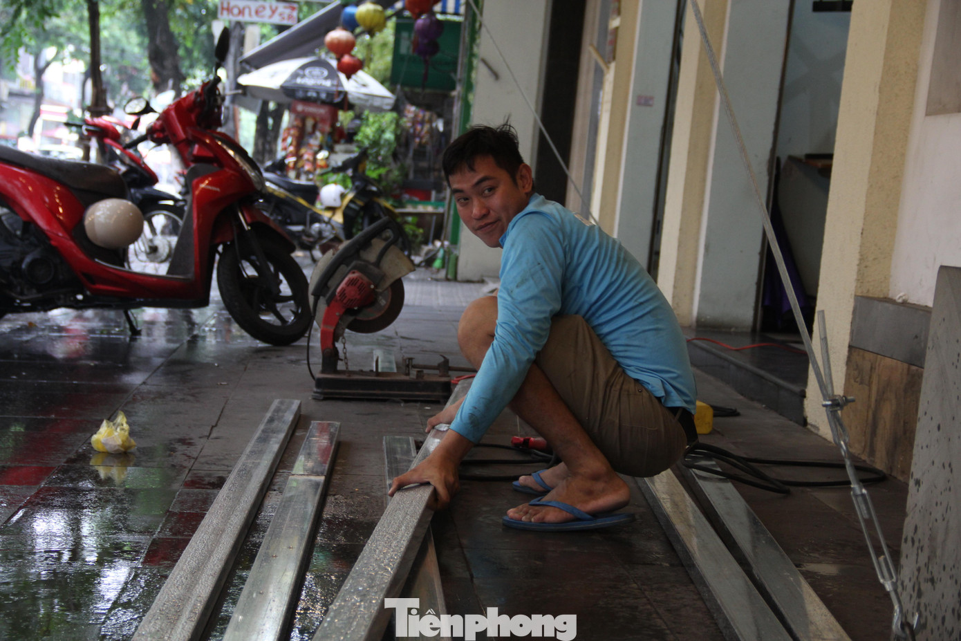 Vì quán cafe vẫn mở cửa sáng nay nên đến hơn 11h, chủ quán mới thuê thợ hàn đến để làm dàn chống bằng thép bao quanh quán. "Tôi cũng đóng cửa sớm để nhân viên tranh thủ về nhà, đảm bảo an toàn cho các bạn trước khi mưa lớn", chủ quán này nói. Vì quán cafe vẫn mở cửa sáng nay nên đến hơn 11h, chủ quán mới thuê thợ hàn đến để làm dàn chống bằng thép bao quanh quán. "Tôi cũng đóng cửa sớm để nhân viên tranh thủ về nhà, đảm bảo an toàn cho các bạn trước khi mưa lớn", chủ quán này nói.