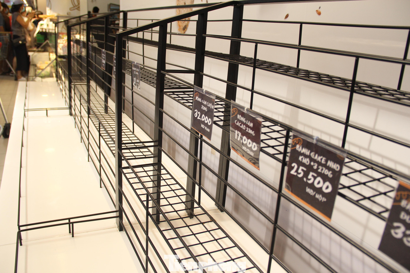 Theo ông Phan Thống, Giám đốc Siêu thị Co.opmart Đà Nẵng, khoảng 17h chiều nay, siêu thị này sẽ đóng cửa. “Lượng khách sáng nay cũng không đông như hôm qua. Chỉ tính trong chiều qua, lượng khách mua sắm đã đông gấp 4 lần thường ngày, gây hiện tượng khan hàng trên kệ cục bộ”, ông Thống nói.