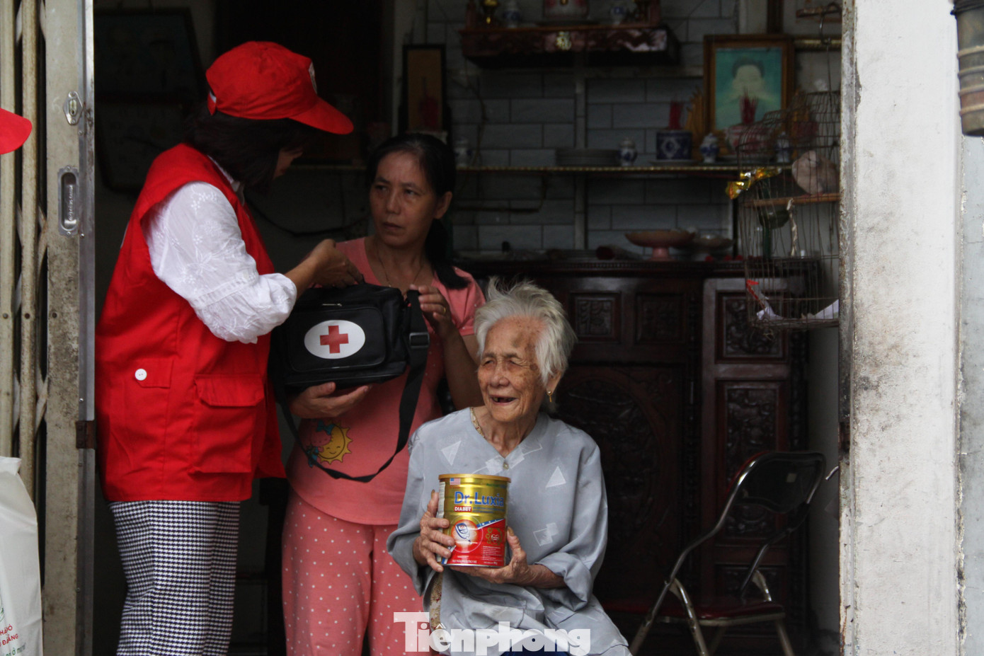 Ngày 27/9, Hội Chữ thập đỏ TP Đà Nẵng cùng các cấp hội, tình nguyện viên Chữ thập đỏ toàn thành phố trao hàng ngàn túi sơ cấp cứu, hàng hóa nhu yếu phẩm hỗ trợ người dân ứng phó bão Noru. Ảnh: Giang Thanh