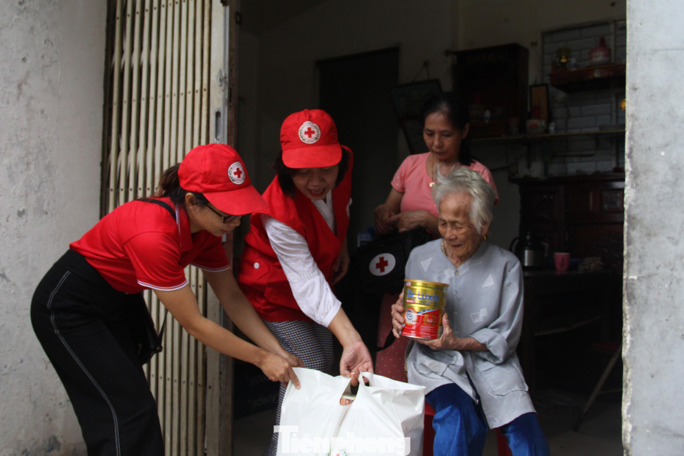 Thành Hội cũng hỗ trợ kinh phí để cán bộ Hội Chữ thập đỏ các quận, huyện, phường, xã tiến hành gia cố, chằng chống nhà cửa cho các hộ gia đình khó khăn, neo đơn trên địa bàn.