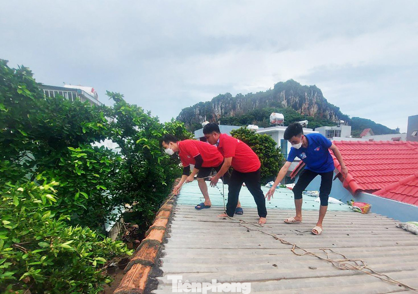 Câu lạc bộ Tình nguyện viên chữ thập đỏ tổ chức Chuyến xe vạn tình 0 đồng sẵn sàng hỗ trợ người dân đi sơ tán và sản phụ đi sinh, bệnh nhân ở các bệnh viện, xuất viện hoặc các trường hợp bệnh nhân qua đời cần đưa về nhà. Câu lạc bộ Xuồng hơi 0 đồng sẵn sàng tham gia lực lượng cứu hộ của địa phương.