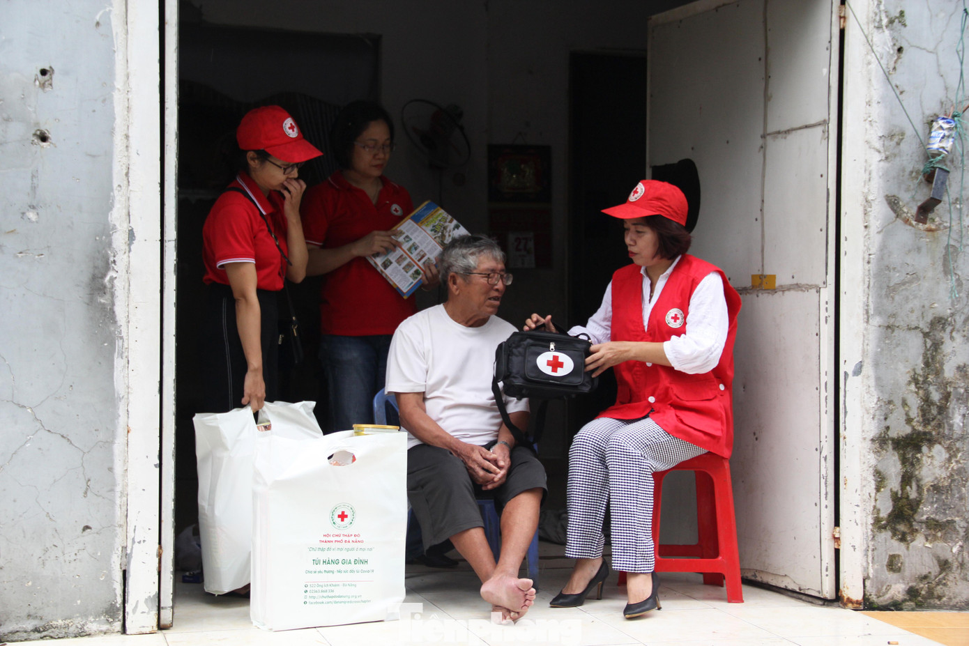 Trong căn chung cư thu nhập thấp ở phường Nại Hiên Đông (quận Sơn Trà) chật hẹp, hai vợ chồng ông Trần Văn Diệt (phòng 105, tổ 99, phường Nại Hiên Đông) thấp thỏm trước thông tin về cơn bão mạnh sắp đổ bộ. Nhận được suất quà là nhu yếu phẩm như sữa, mì tôm, đồ hộp… ông Diệt rất xúc động.