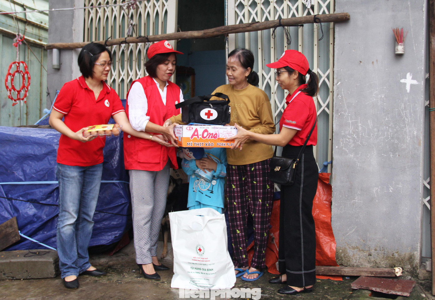 Gia đình 4 người của bà Ngô Thị Yến (60 tuổi) sống trong căn phòng trọ thuê chỉ chừng 20m2 tại phường Nại Hiên Đông (quận Sơn Trà). Từ sáng sớm, người con trai đã mang những bao tải cát lên chằng mái tôn và mang cây gỗ lớn để chắn trước cửa phòng, cột chặt để đề phòng gió lốc. Cả gia đình cũng chuẩn bị quần áo, vật dụng cần thiết để sẵn sàng di tản đến nơi kiên cố.