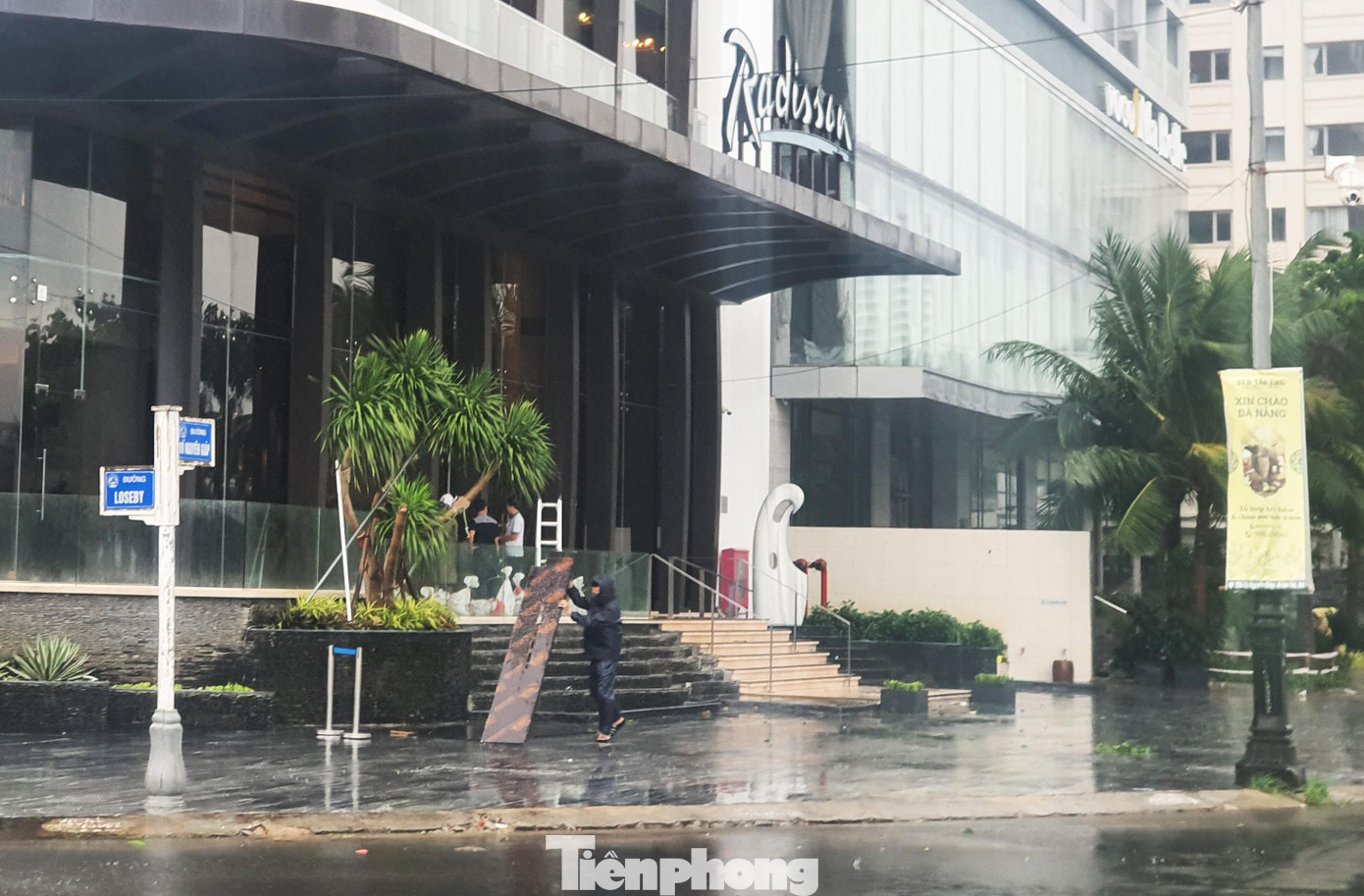 Một vài khách sạn hiện vẫn đang khẩn trương hoàn thành công tác chằng, chống trước khi bão Noru đổ bộ. Một vài khách sạn hiện vẫn đang khẩn trương hoàn thành công tác chằng, chống trước khi bão Noru đổ bộ.