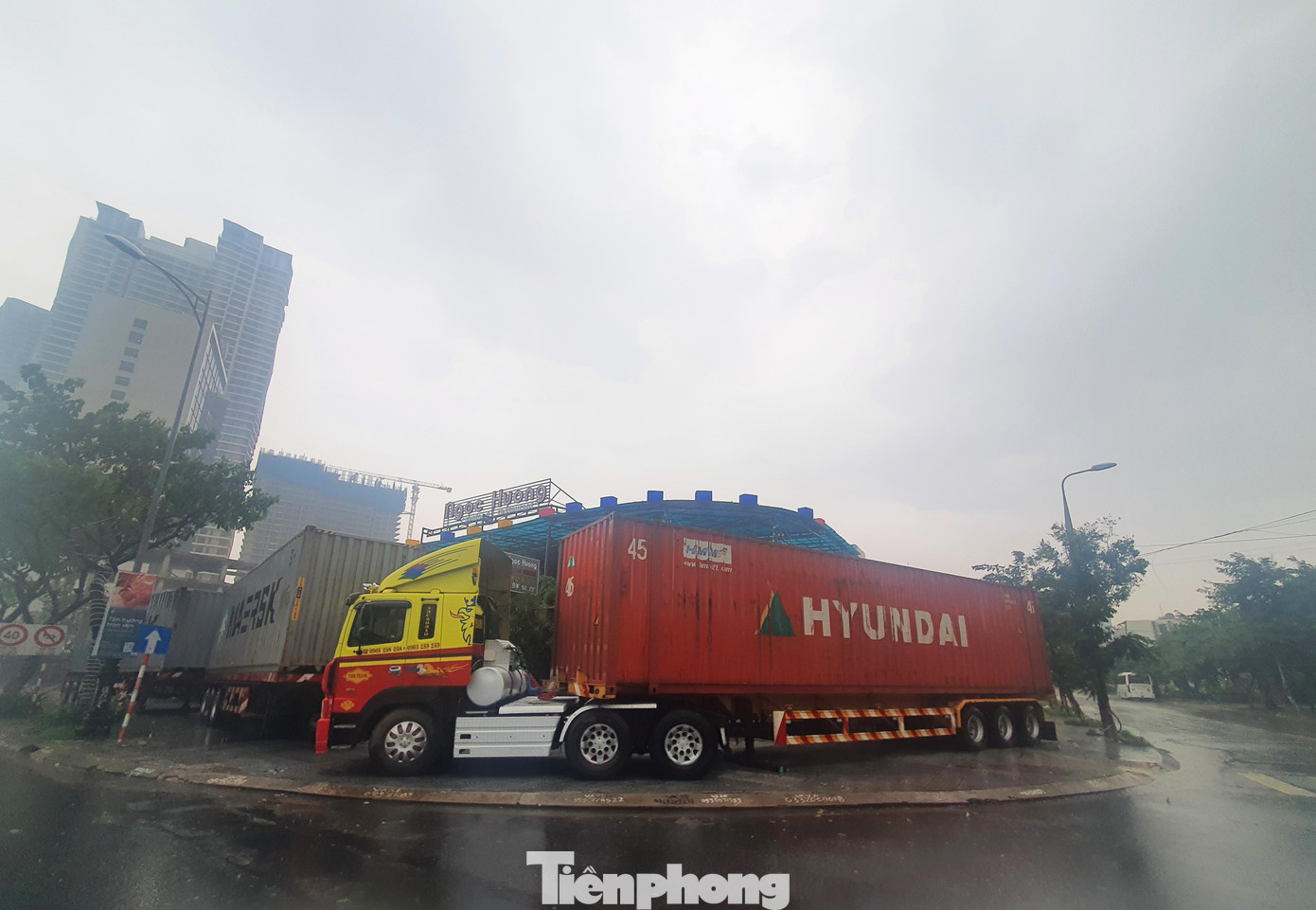 Để ứng phó bão Noru, UBND TP Đà Nẵng yêu cầu các địa phương tổ chức sơ tán dân vùng có nguy cơ đến nơi an toàn, hoàn thành trước 14h ngày 27/9. Đà Nẵng cũng yêu cầu người dân (trừ các lực lượng làm nhiệm vụ) không ra khỏi nhà bắt đầu từ 20h cùng ngày đến khi có thông báo tiếp theo của Ban Chỉ huy Phòng chống thiên tai, Tìm kiếm cứu nạn và Phòng thủ dân sự thành phố. Để ứng phó bão Noru, UBND TP Đà Nẵng yêu cầu các địa phương tổ chức sơ tán dân vùng có nguy cơ đến nơi an toàn, hoàn thành trước 14h ngày 27/9. Đà Nẵng cũng yêu cầu người dân (trừ các lực lượng làm nhiệm vụ) không ra khỏi nhà bắt đầu từ 20h cùng ngày đến khi có thông báo tiếp theo của Ban Chỉ huy Phòng chống thiên tai, Tìm kiếm cứu nạn và Phòng thủ dân sự thành phố.