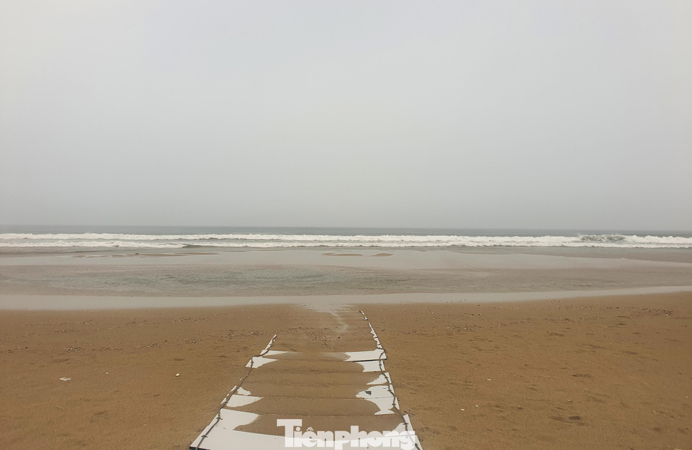 >Ở nhiều khu vực, sóng biển chỉ cách bờ kè khoảng từ 10 - 20m. >Ở nhiều khu vực, sóng biển chỉ cách bờ kè khoảng từ 10 - 20m.