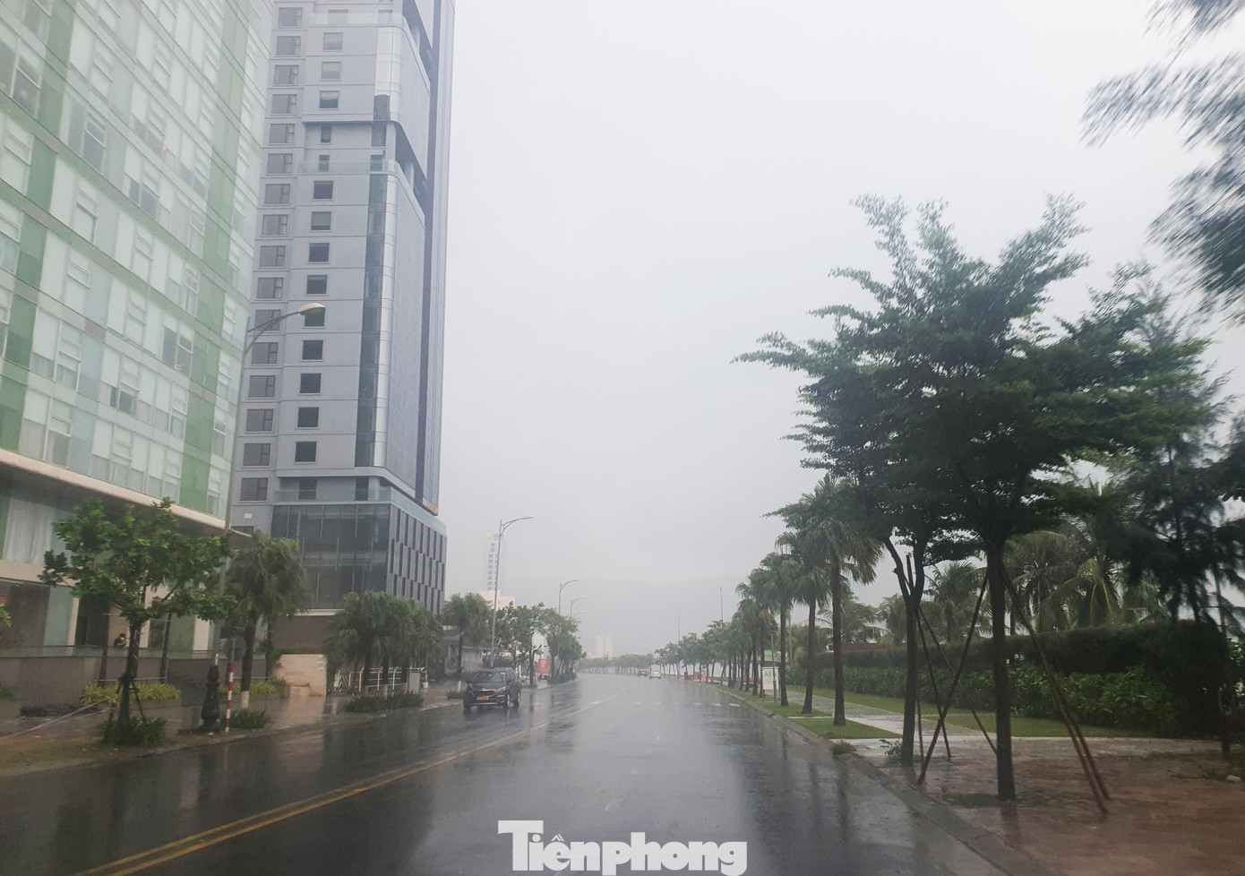 Tuyến đường biển Võ Nguyên Giáp - Hoàng Sa vắng tanh, các xe di chuyển đa phần các xe công vụ hỗ trợ sơ tán người dân. Tuyến đường biển Võ Nguyên Giáp - Hoàng Sa vắng tanh, các xe di chuyển đa phần các xe công vụ hỗ trợ sơ tán người dân.