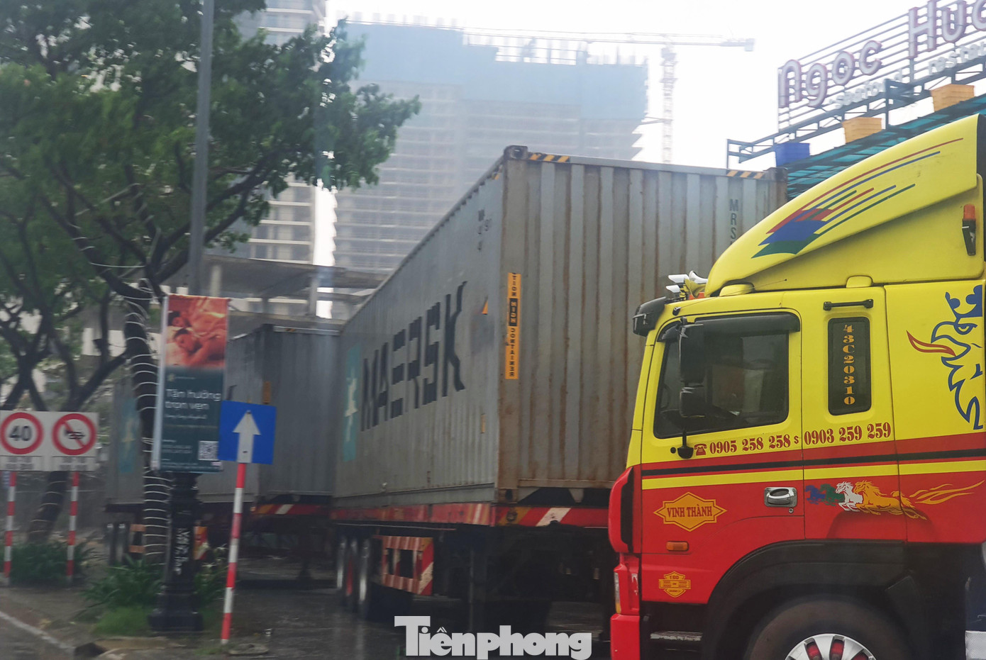 Đa phần, các nhà hàng, quán nhậu dọc bờ biển đều dựng tạm từ khung sắt, kín và lợp mái tôn. Bởi vậy, khi bão lớn đổ bộ, nguy cơ các nhà hàng, quán nhậu bị gió "lột" mái, xô đổ là rất lớn. Đa phần, các nhà hàng, quán nhậu dọc bờ biển đều dựng tạm từ khung sắt, kín và lợp mái tôn. Bởi vậy, khi bão lớn đổ bộ, nguy cơ các nhà hàng, quán nhậu bị gió "lột" mái, xô đổ là rất lớn.