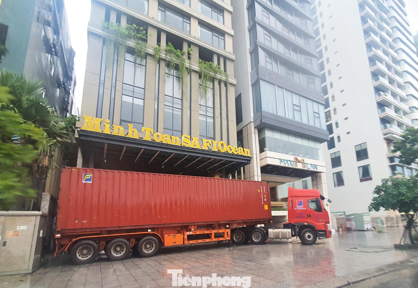 Một số khách sạn thuê hẳn xe container để chắn trước cửa, đảm bảo an toàn khi bão Noru đổ bộ. Trong những cơn bão trước đây, nhiều chủ khách sạn đã áp dụng hiệu quả phương án này. Một số khách sạn thuê hẳn xe container để chắn trước cửa, đảm bảo an toàn khi bão Noru đổ bộ. Trong những cơn bão trước đây, nhiều chủ khách sạn đã áp dụng hiệu quả phương án này.