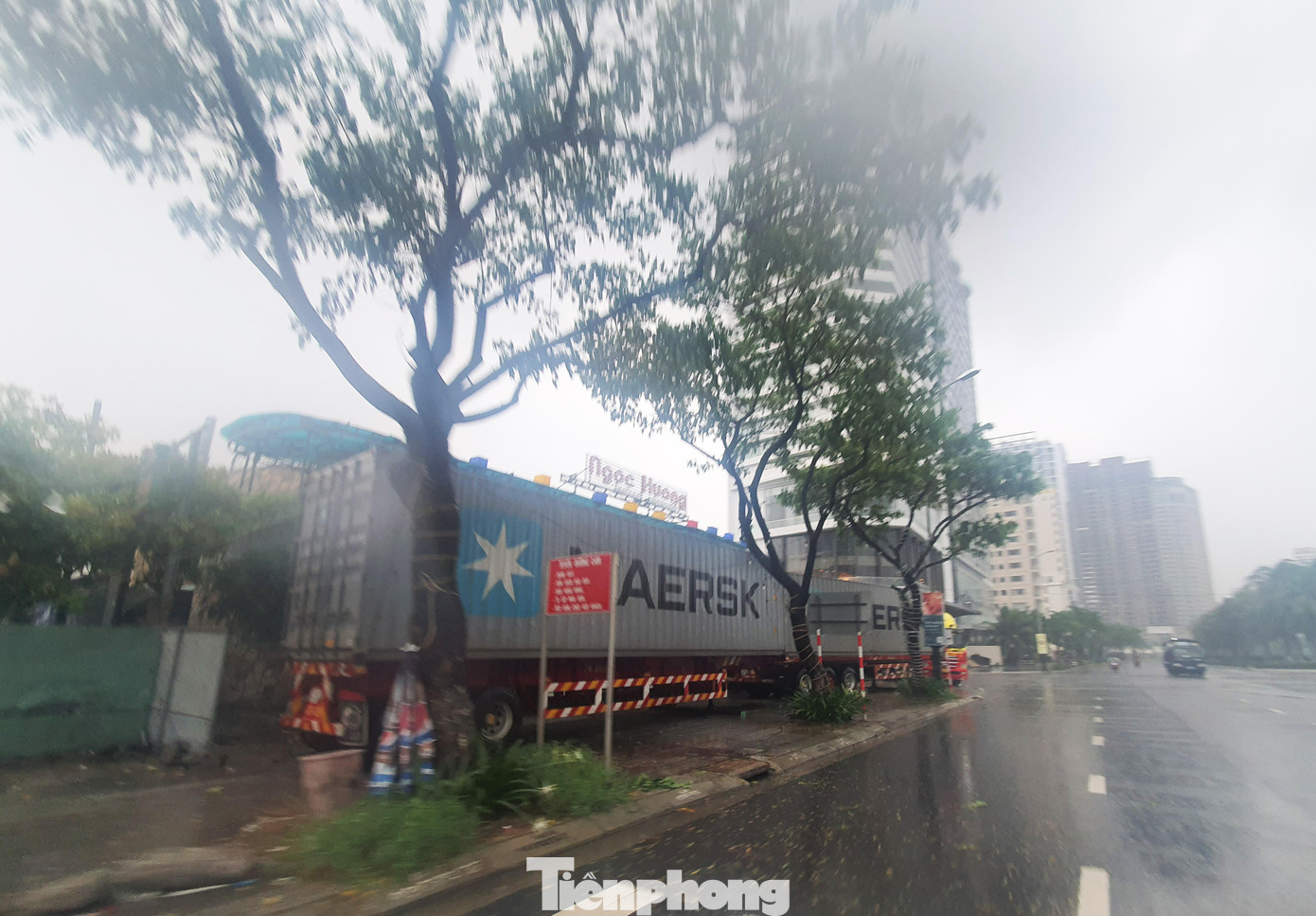 Một dãy container đậu che kín hàng quán ven biển ở đường Võ Nguyên Giáp (quận Sơn Trà). Một dãy container đậu che kín hàng quán ven biển ở đường Võ Nguyên Giáp (quận Sơn Trà).