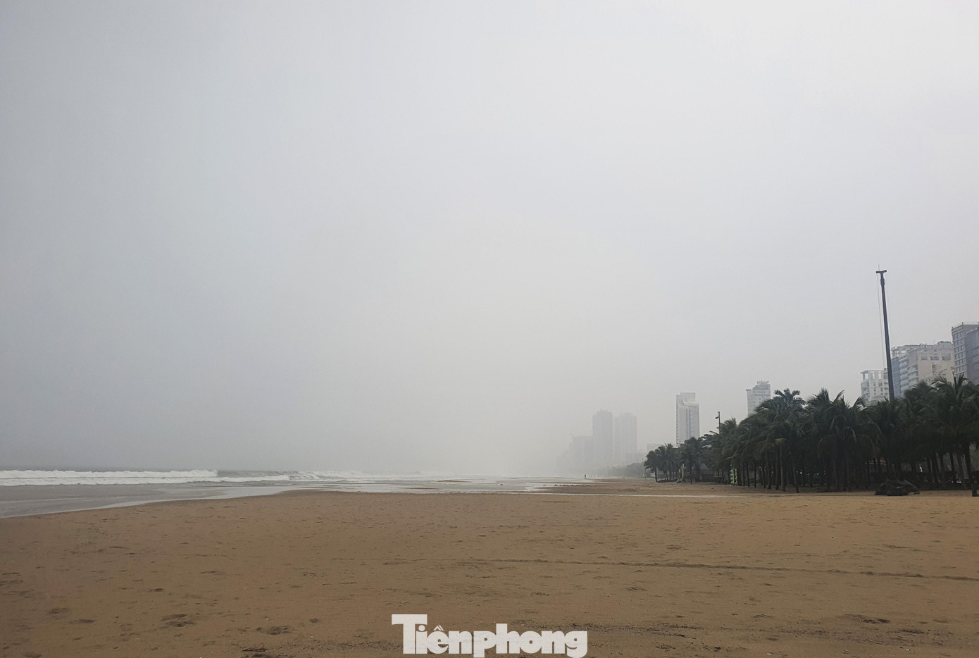 Đến 15h chiều nay (27/9), tại khu vực dọc bờ biển Đà Nẵng, mưa đã lớn dần lên, bắt đầu có gió mạnh, rít từng hồi. Sóng lớn khiến nước biển dâng lên. Nhiều đợt sóng "liếm" sát vào bờ trong cơn mưa nặng hạt. Ảnh: Giang Thanh Đến 15h chiều nay (27/9), tại khu vực dọc bờ biển Đà Nẵng, mưa đã lớn dần lên, bắt đầu có gió mạnh, rít từng hồi. Sóng lớn khiến nước biển dâng lên. Nhiều đợt sóng "liếm" sát vào bờ trong cơn mưa nặng hạt. Ảnh: Giang Thanh