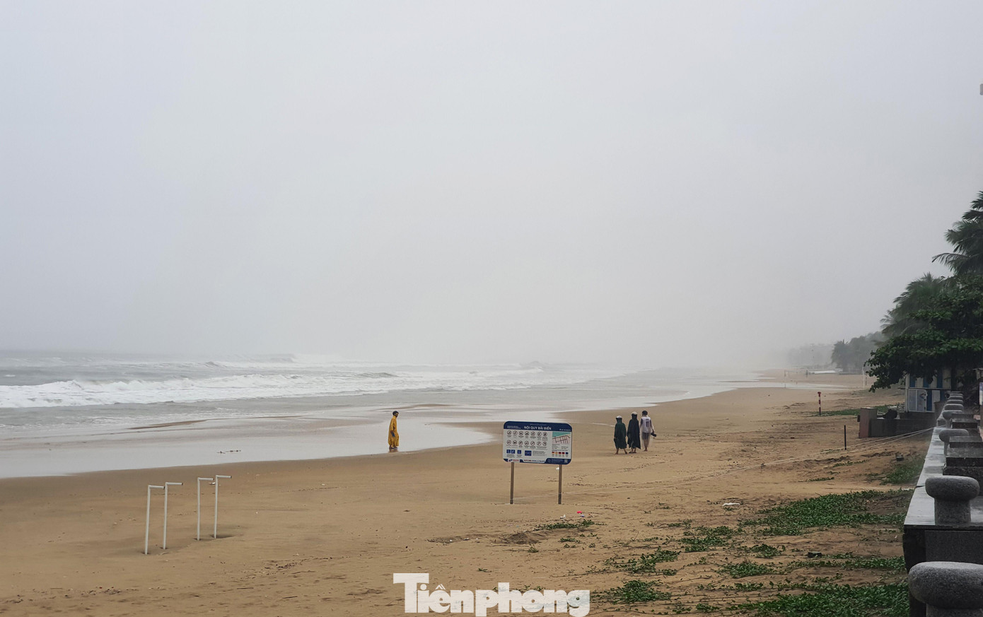 Dù đã có thông báo hạn chế người dân ở những khu vực này, tuy nhiên, nhiều người vẫn tập trung ở khu vực này để quan sát. Dù đã có thông báo hạn chế người dân ở những khu vực này, tuy nhiên, nhiều người vẫn tập trung ở khu vực này để quan sát.